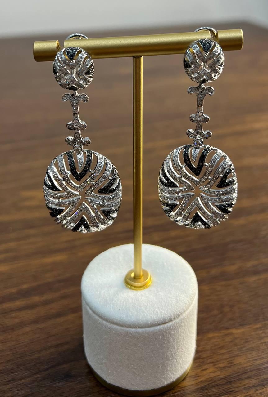 Weißer & Schwarzer Brillant Diamant Pave 18 Karat Weißgold Statement Tropfenohrringe im Angebot 1