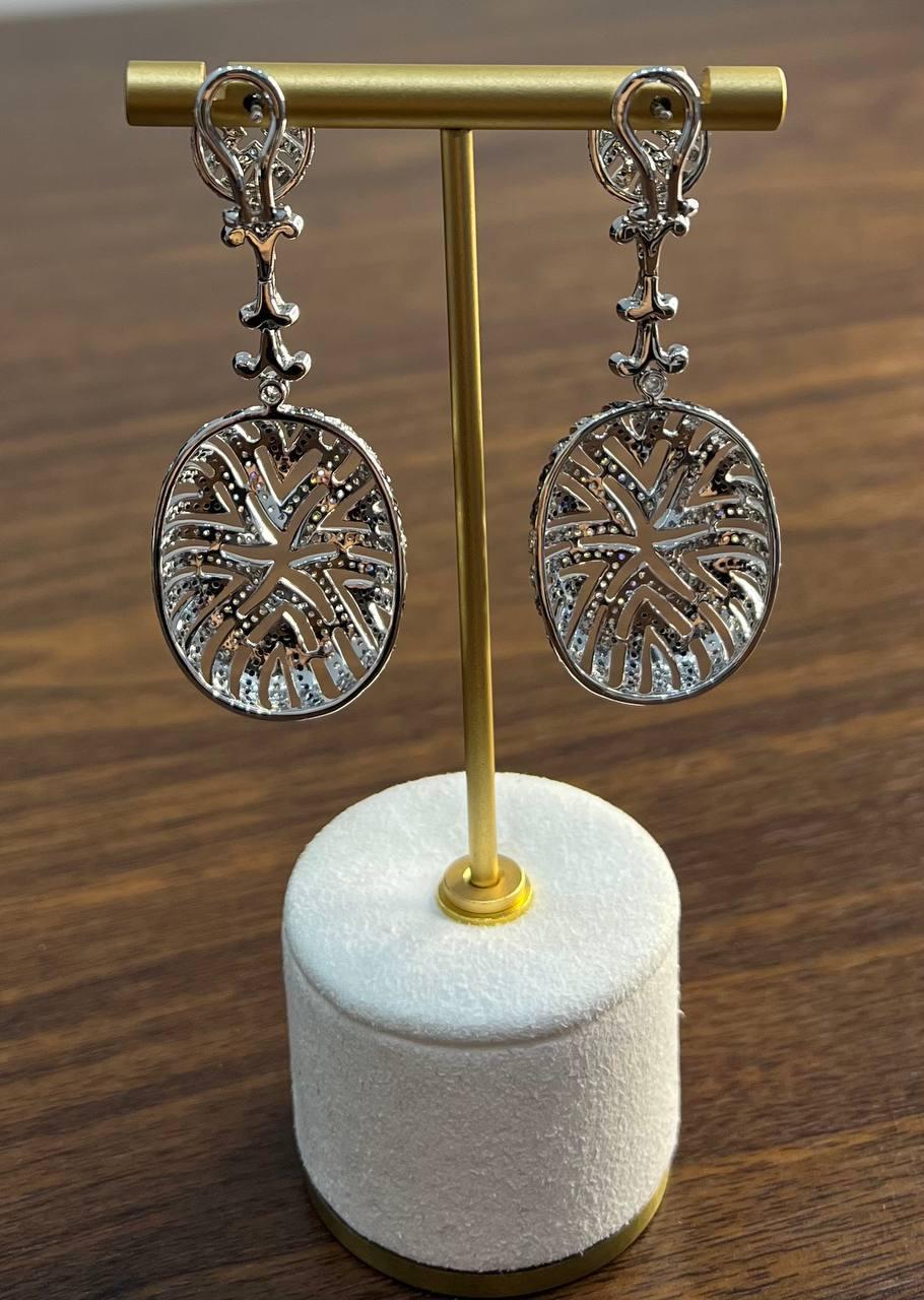 Pendientes Colgantes de Oro Blanco de 18 Kilates con Diamantes Brillantes Pave Blanco y Negro en venta 2
