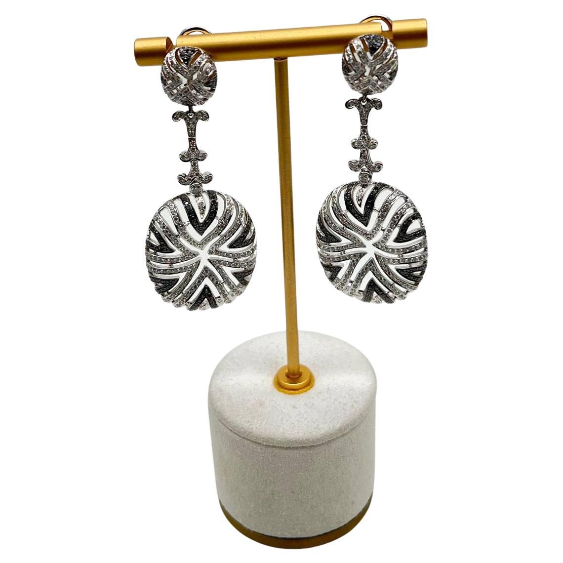 Pendientes Colgantes de Oro Blanco de 18 Kilates con Diamantes Brillantes Pave Blanco y Negro