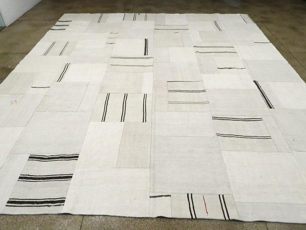 Tessuto a mano Tappeto Kilim contemporaneo bianco e nero, fatto a mano e a trama piatta, per una stanza. in vendita