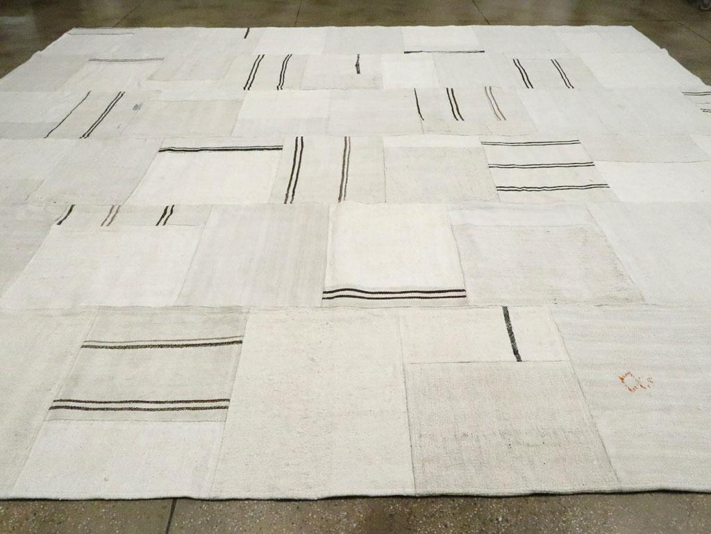 XXI secolo e contemporaneo Tappeto Kilim contemporaneo bianco e nero, fatto a mano e a trama piatta, per una stanza. in vendita