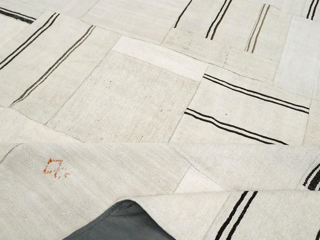 Tappeto Kilim contemporaneo bianco e nero, fatto a mano e a trama piatta, per una stanza. in vendita 1