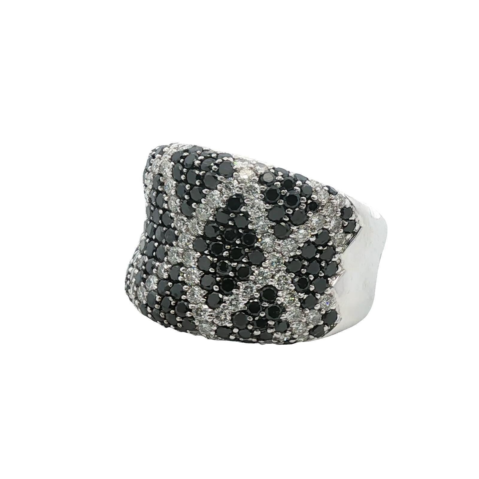 White & Black Diamond 14 Karat Gold Wide Band Ring Ring (Moderne) im Angebot