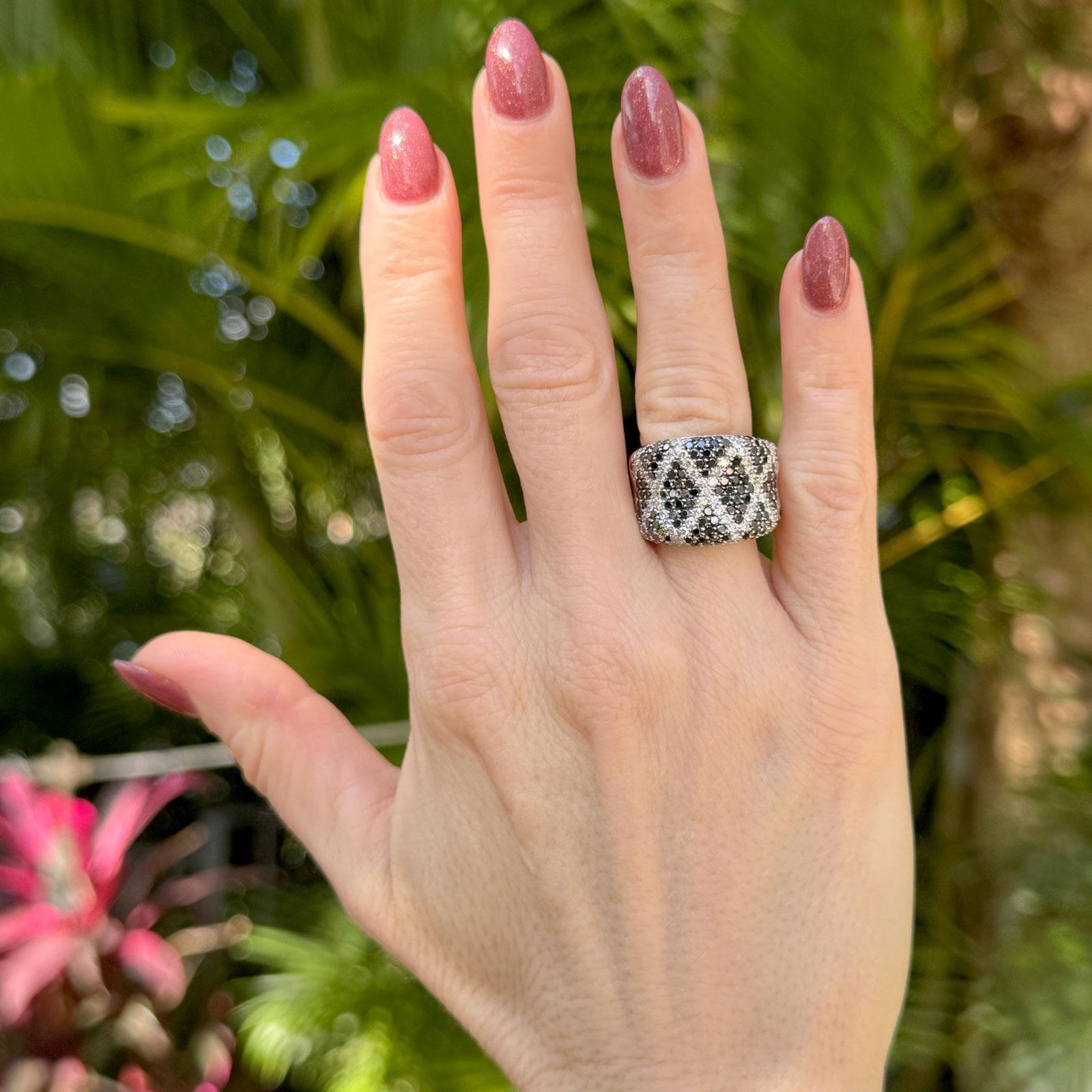 White & Black Diamond 14 Karat Gold Wide Band Ring Ring (Brillantschliff) im Angebot