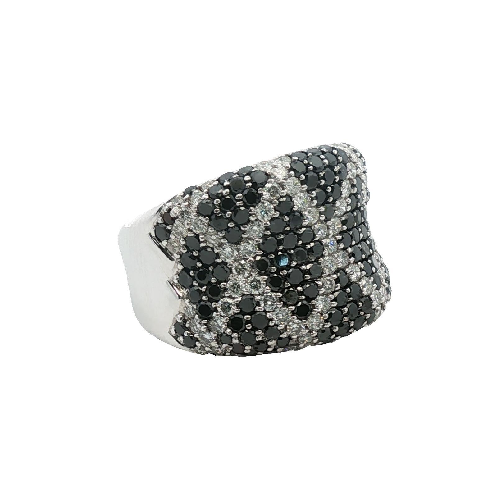 White & Black Diamond 14 Karat Gold Wide Band Ring Ring im Angebot 1