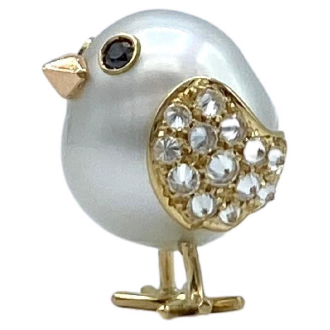 White Black Diamond Australian Pearl 18Kt Gold  Pin Brooch Chick
I made a tender and sweet chick inspired by a beautiful 12x10.5 mm Australian pearl
The eyes are two black diamonds totaling 0.03 ct.
Its yellow gold wing is studded with reverse-set
