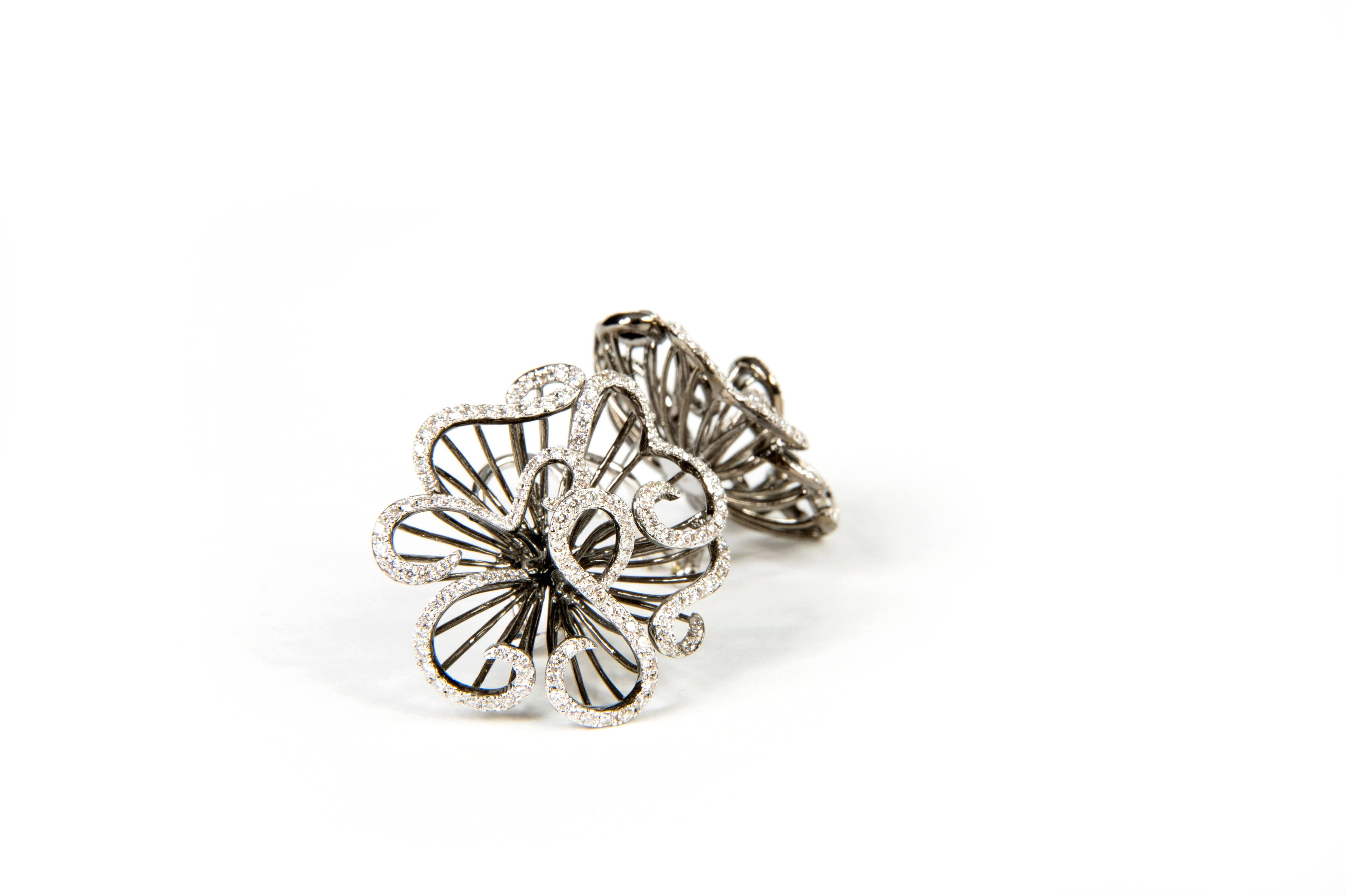 Contemporary Sea Anemone White and Black Diamond Flower Earrings in White Gold 18K For Sale