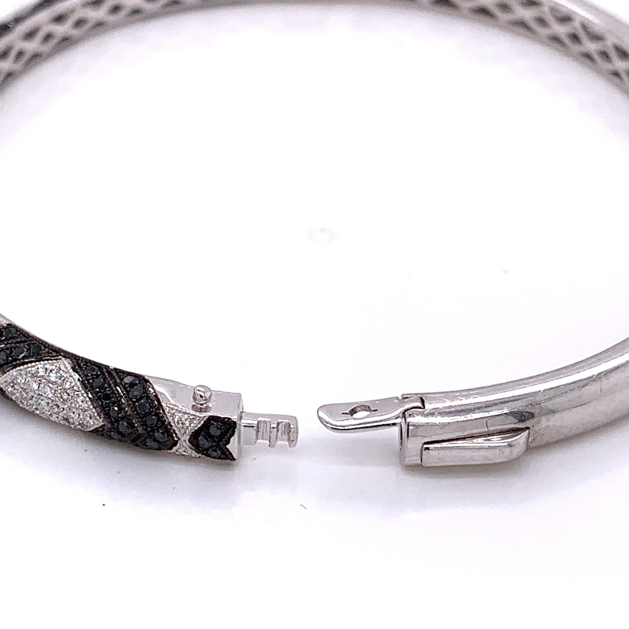 White and Black Diamond Gold Bangle Bracelet In New Condition In Beverly Hills, CA