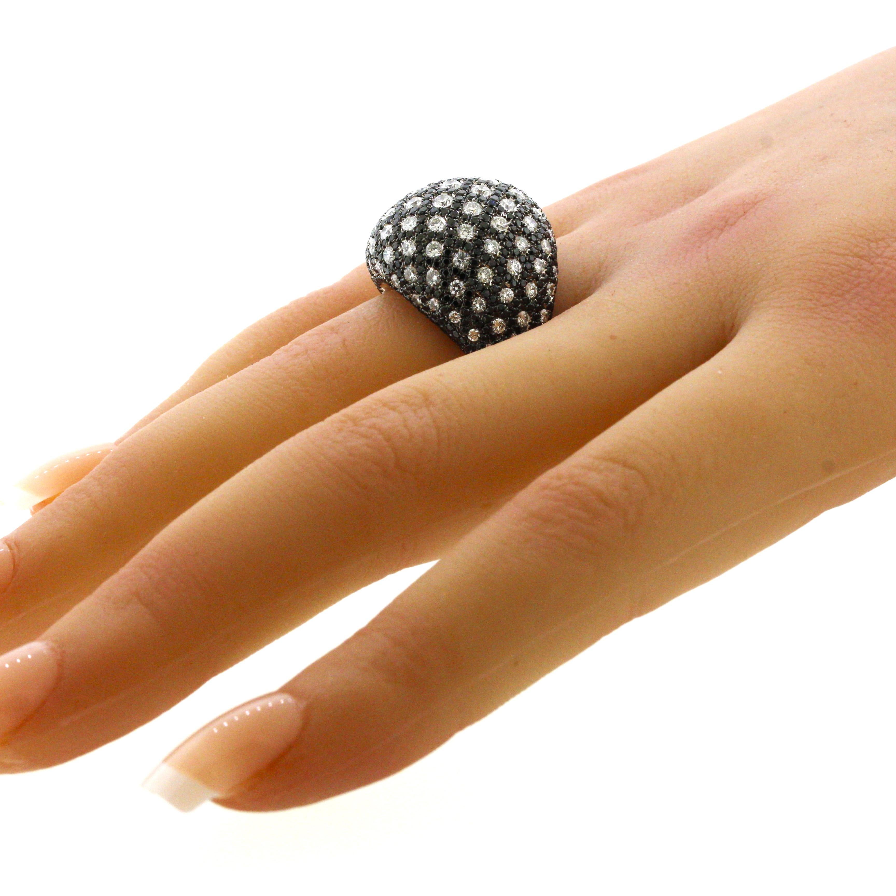 Anello da cocktail con cupola in oro e diamanti bianchi e neri in vendita 5