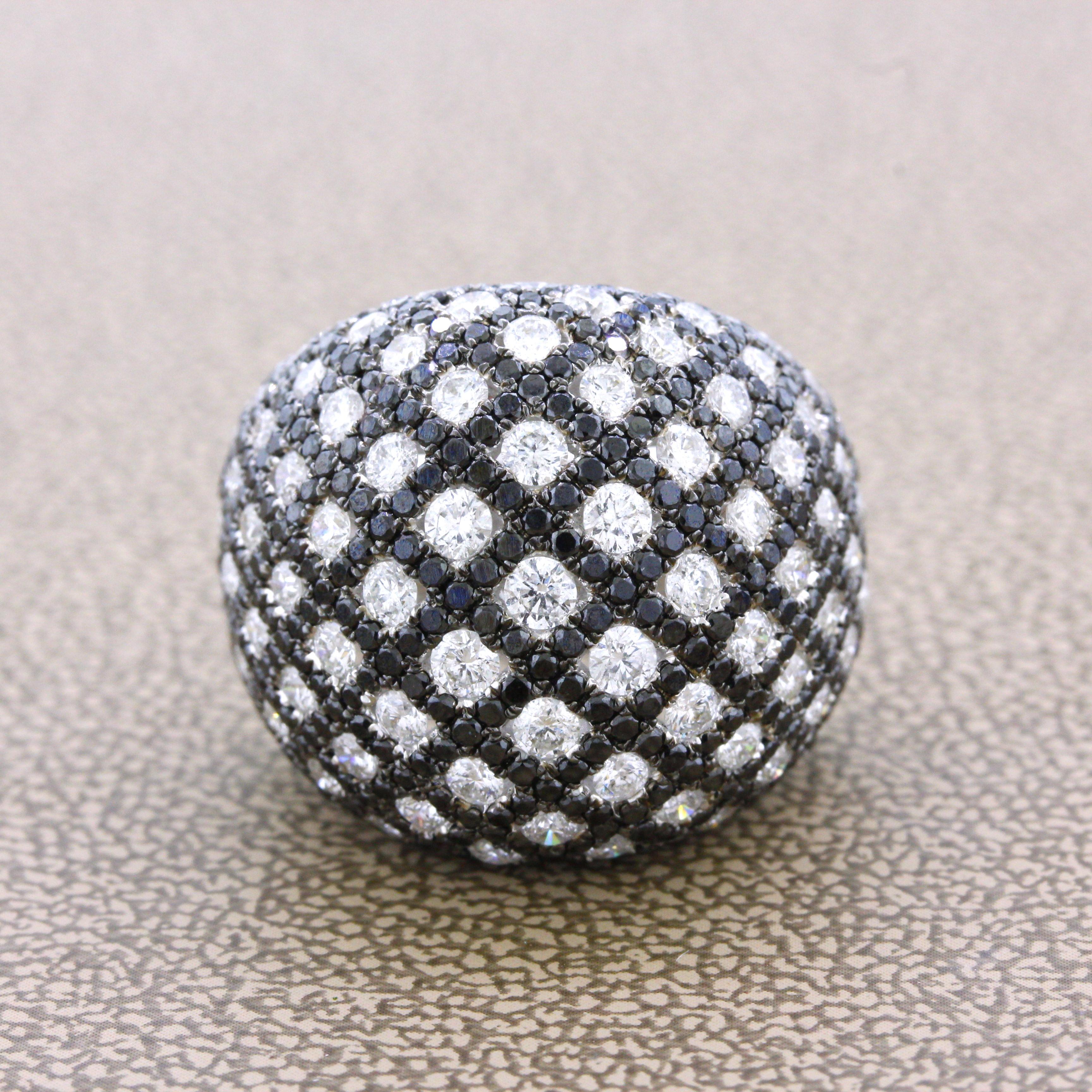 Un elegante e divertente anello a forma di cupola con 4,33 carati di diamanti bianchi e neri. Sono incastonati in un motivo chic con i diamanti neri che circondano ogni singolo diamante bianco. Realizzato in oro bianco 14 carati e pronto per essere