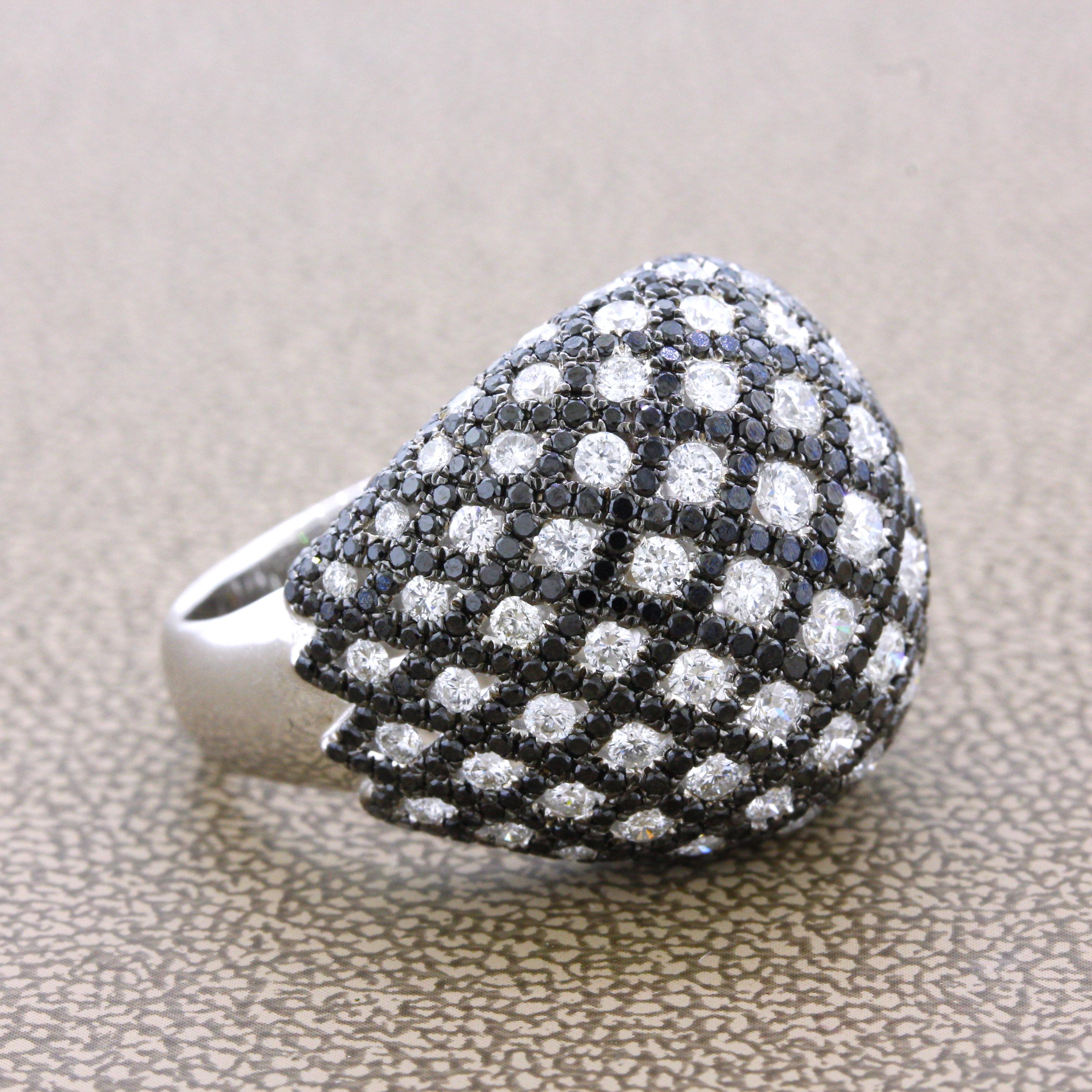 Taglio rotondo Anello da cocktail con cupola in oro e diamanti bianchi e neri in vendita