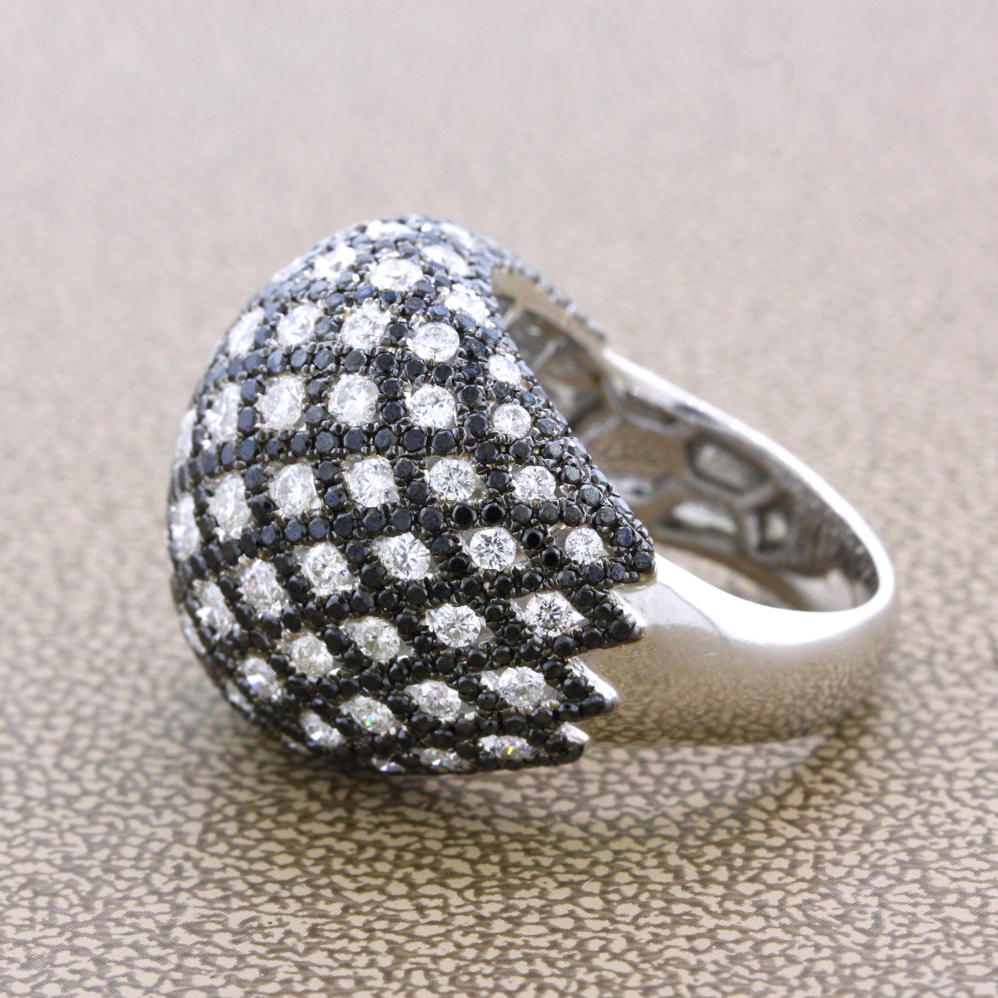 Anello da cocktail con cupola in oro e diamanti bianchi e neri In condizioni Nuovo in vendita a Beverly Hills, CA