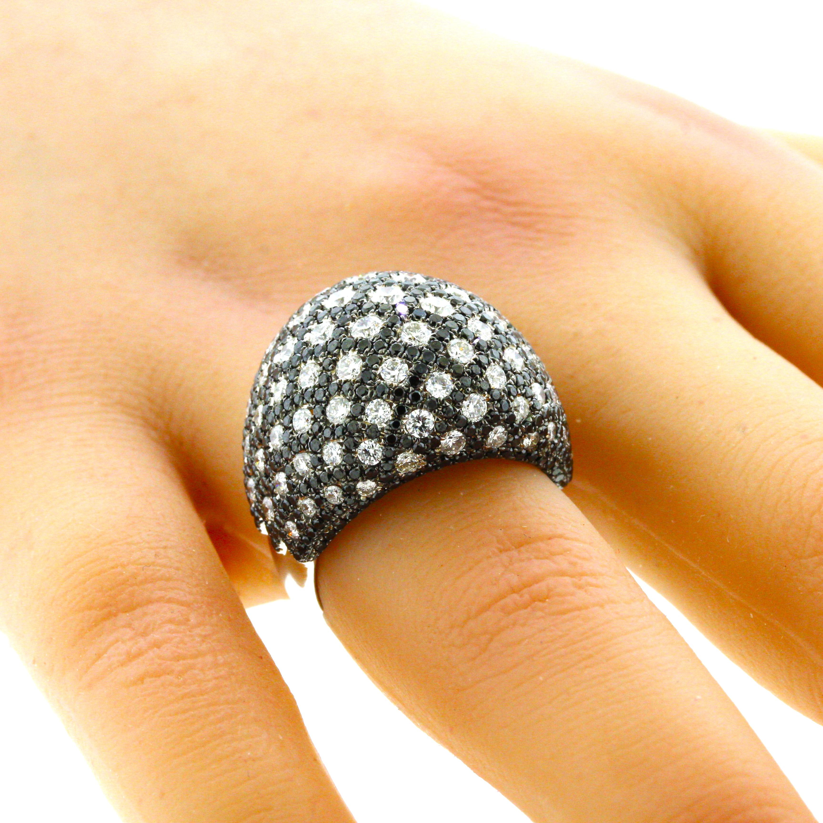 Anello da cocktail con cupola in oro e diamanti bianchi e neri in vendita 1