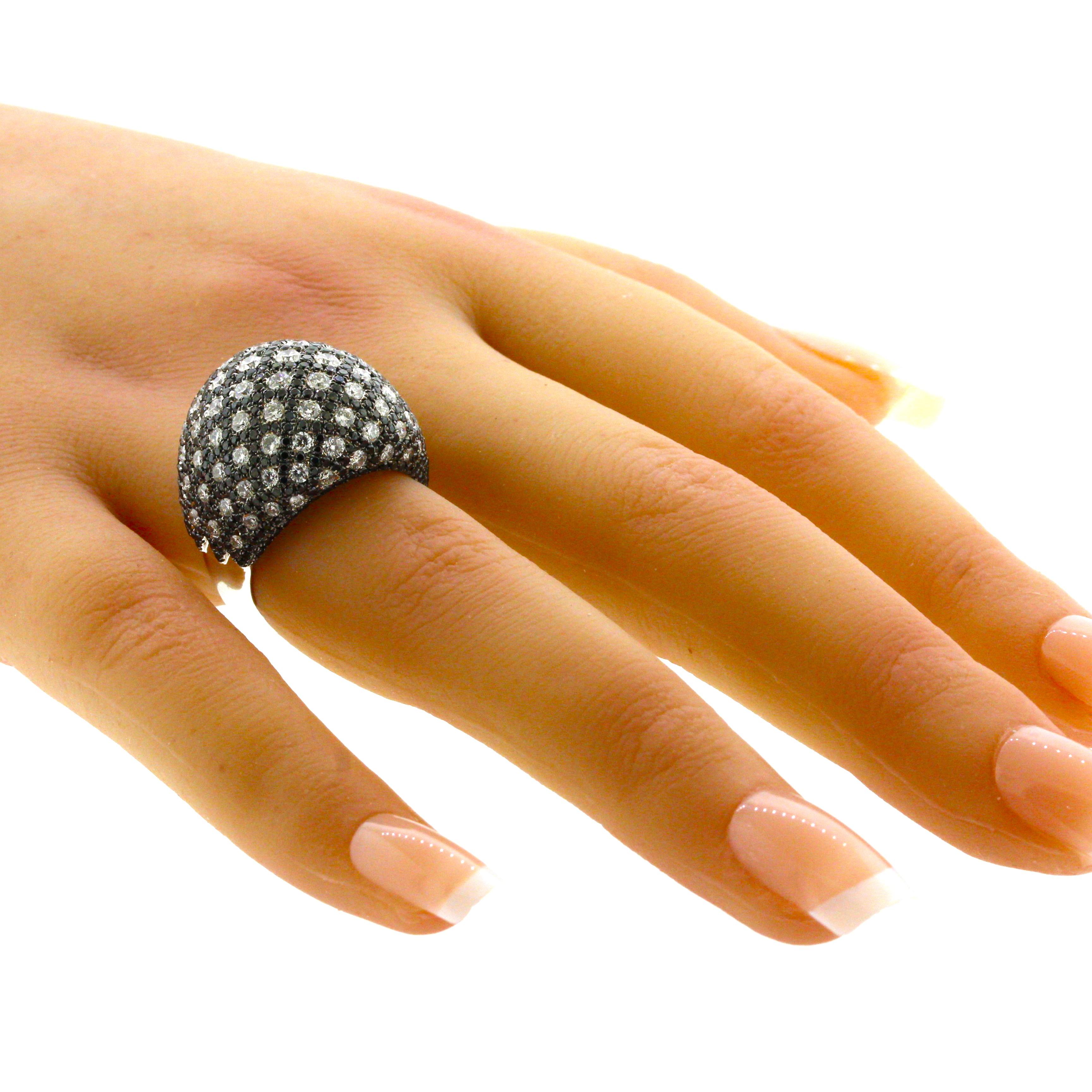 Anello da cocktail con cupola in oro e diamanti bianchi e neri in vendita 2