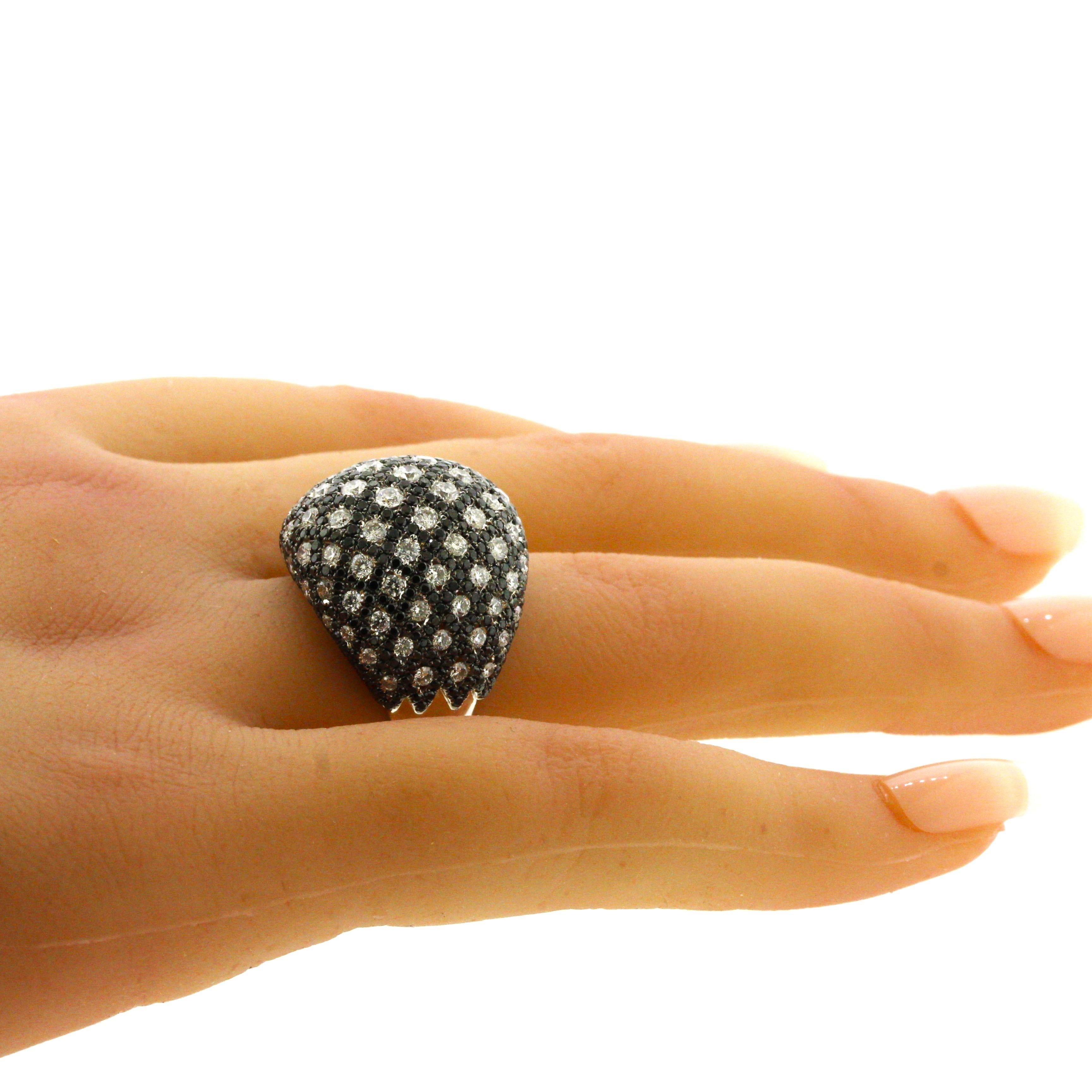 Anello da cocktail con cupola in oro e diamanti bianchi e neri in vendita 3