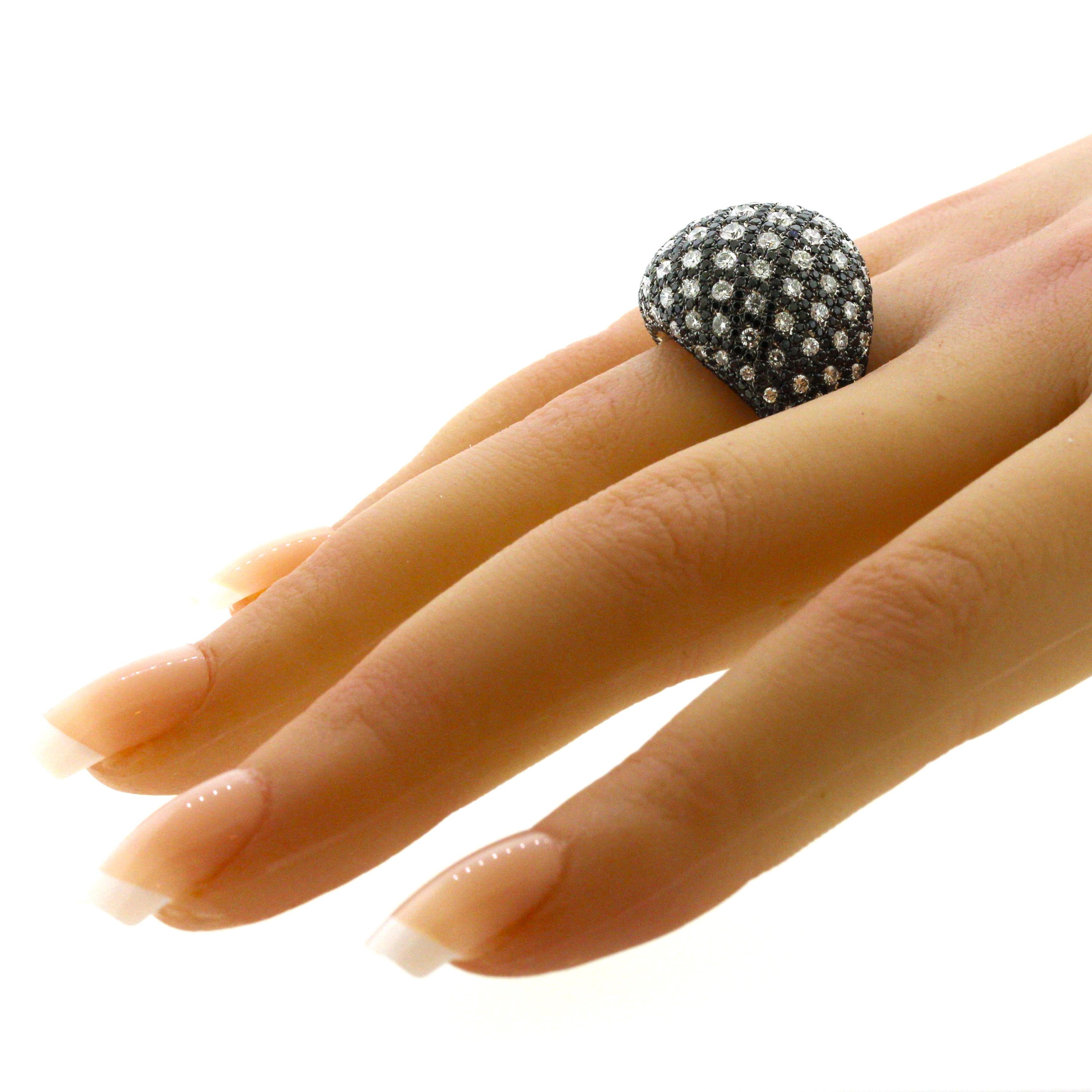 Anello da cocktail con cupola in oro e diamanti bianchi e neri in vendita 4