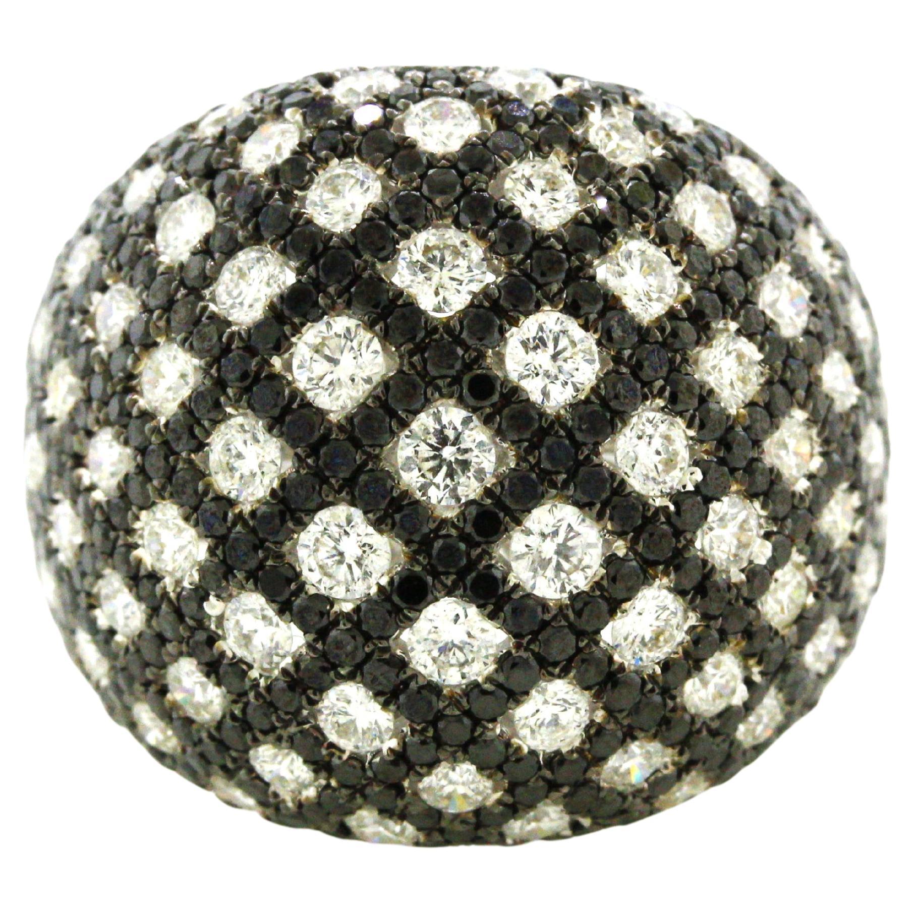 Anello da cocktail con cupola in oro e diamanti bianchi e neri