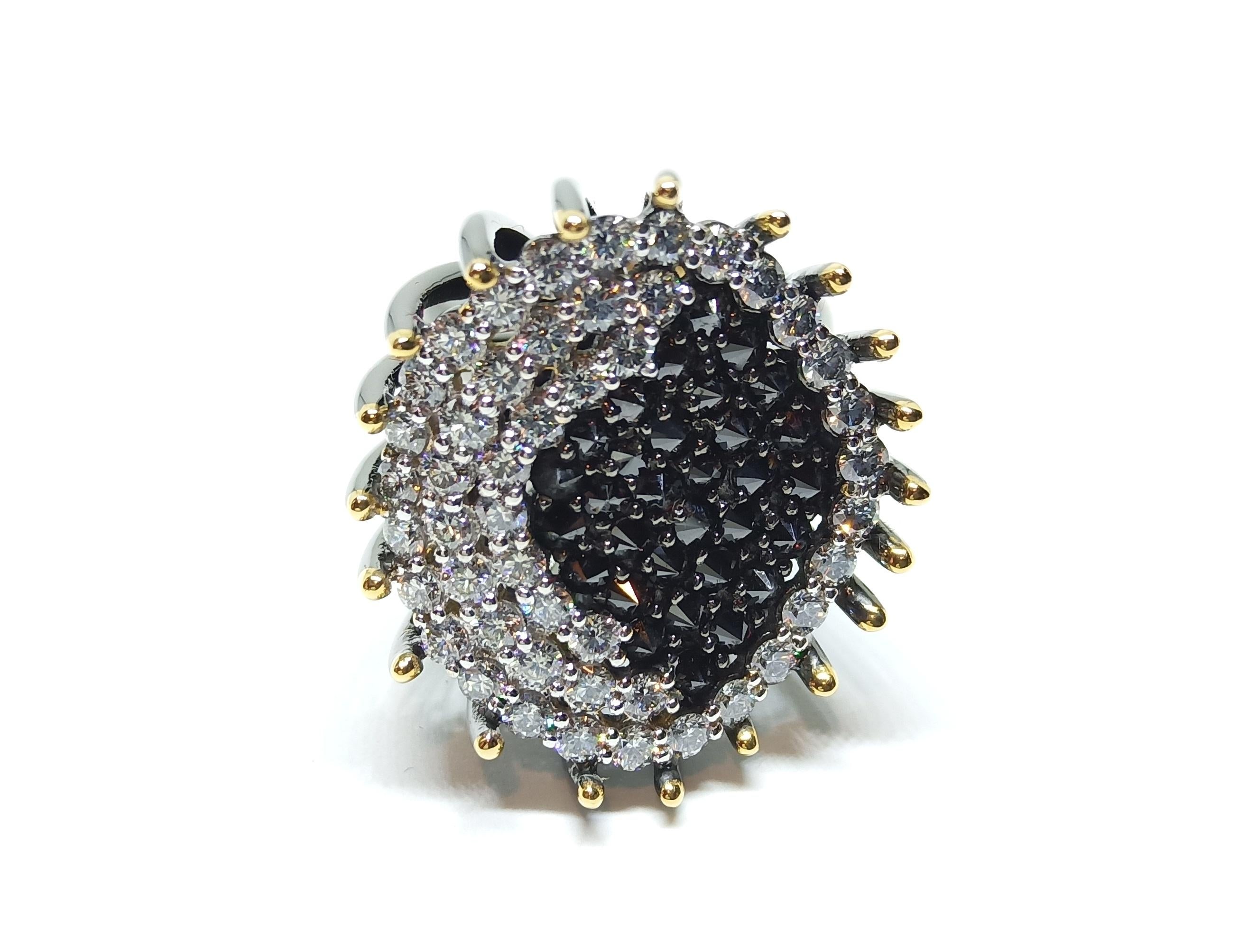 Beware People will Stare with Contemporary White and Black Diamond Gold Ring In New Condition For Sale In NEW DELHI, IN