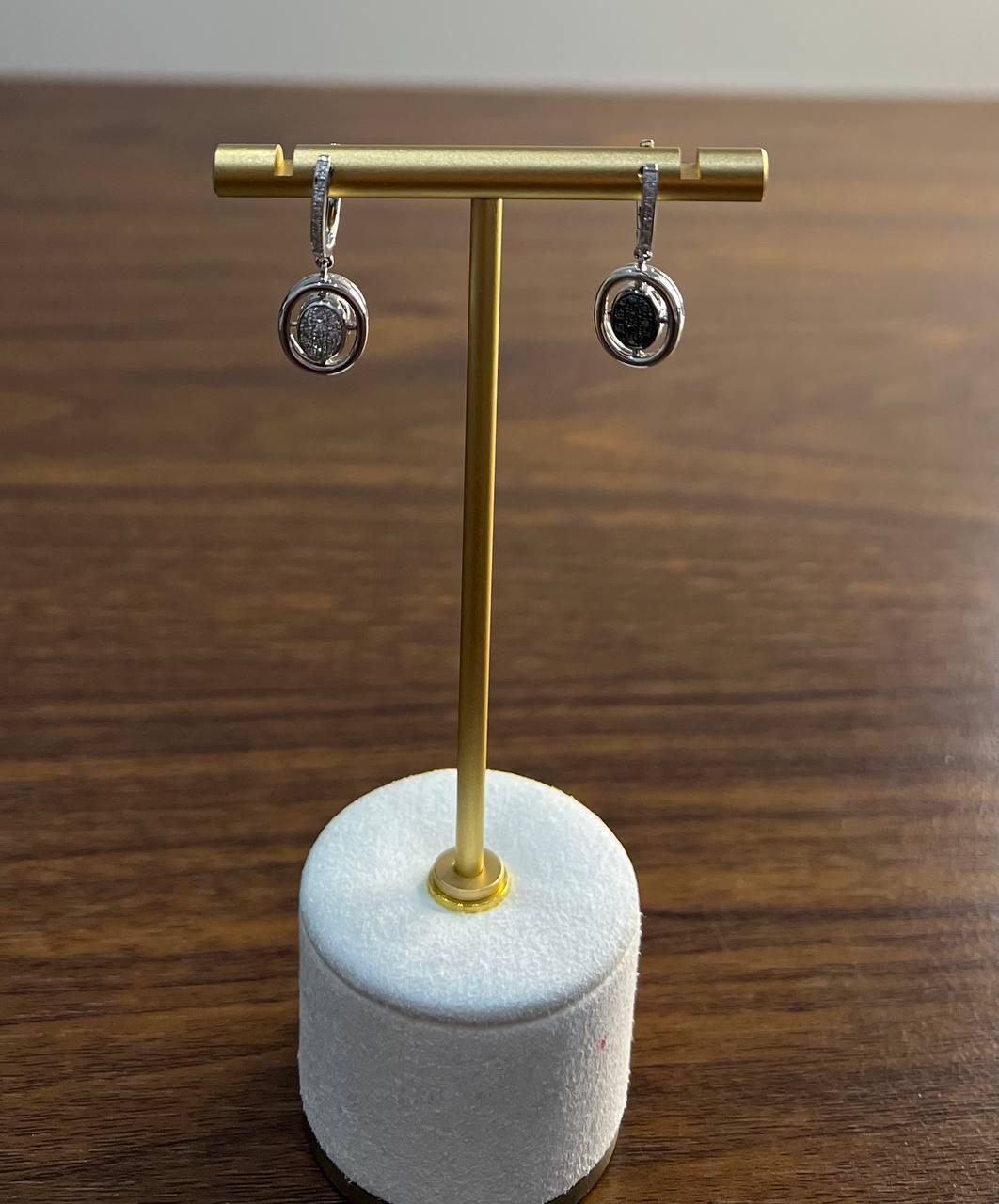 Boucles d'oreilles pendantes Huggie en or blanc 14 carats serties de diamants blancs et noirs sertis en pavé Neuf - En vente à Oakton, VA