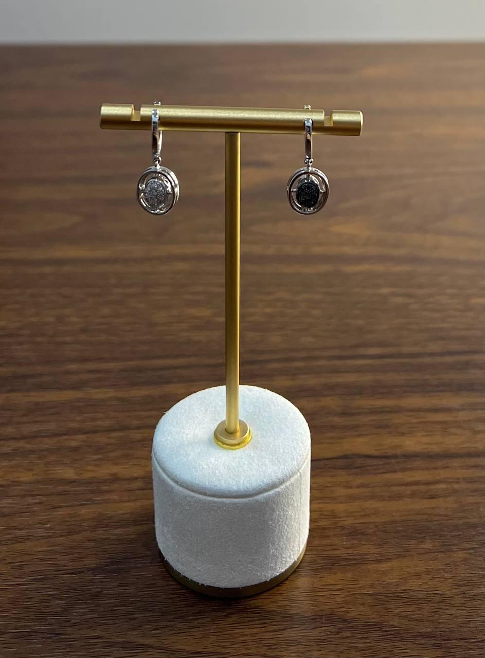 Boucles d'oreilles pendantes Huggie en or blanc 14 carats serties de diamants blancs et noirs sertis en pavé Pour femmes en vente