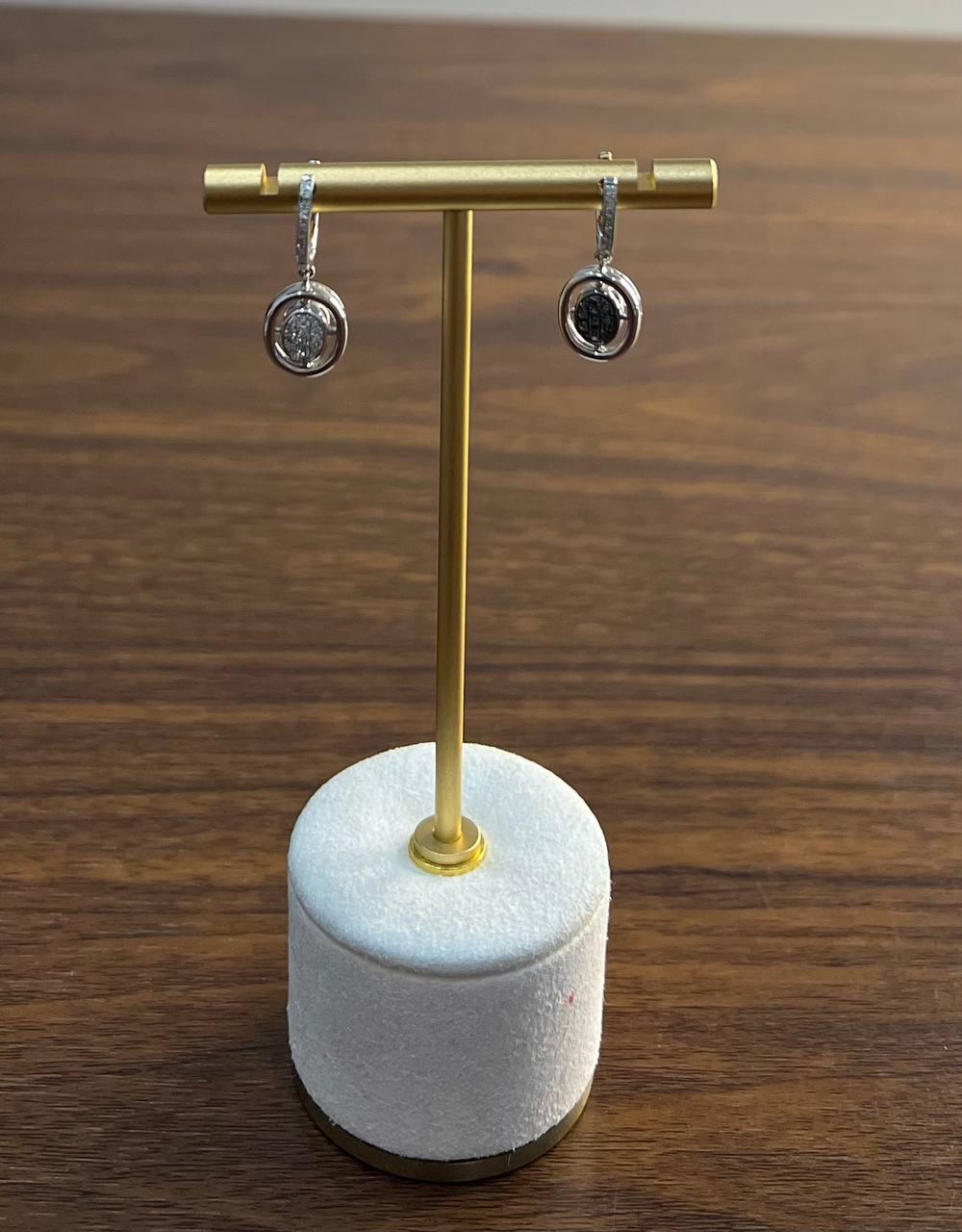 Boucles d'oreilles pendantes Huggie en or blanc 14 carats serties de diamants blancs et noirs sertis en pavé en vente 1