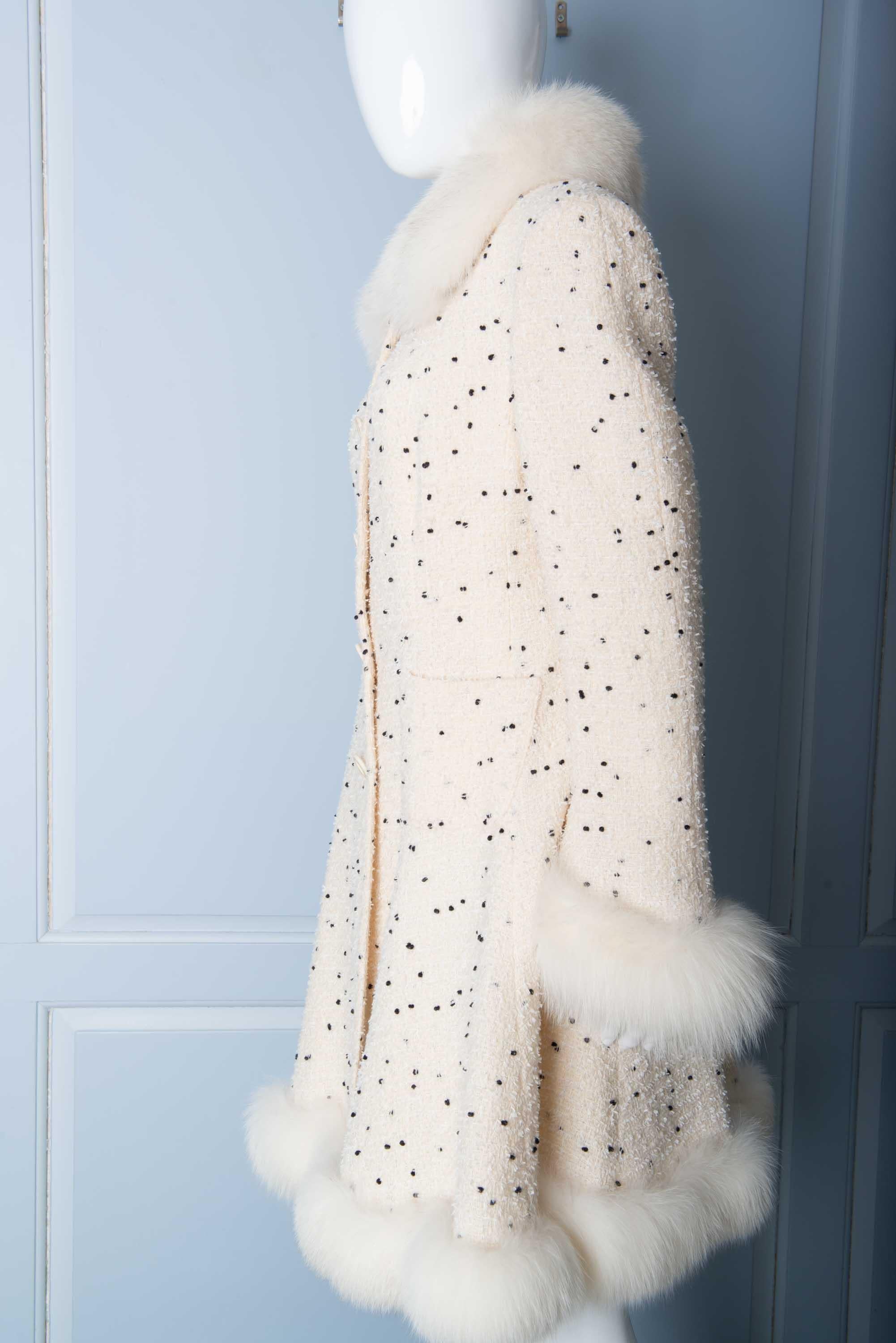 White & Black Dot Coat with Fox Fur Trim, Paris im Zustand „Hervorragend“ in Stamford, CT