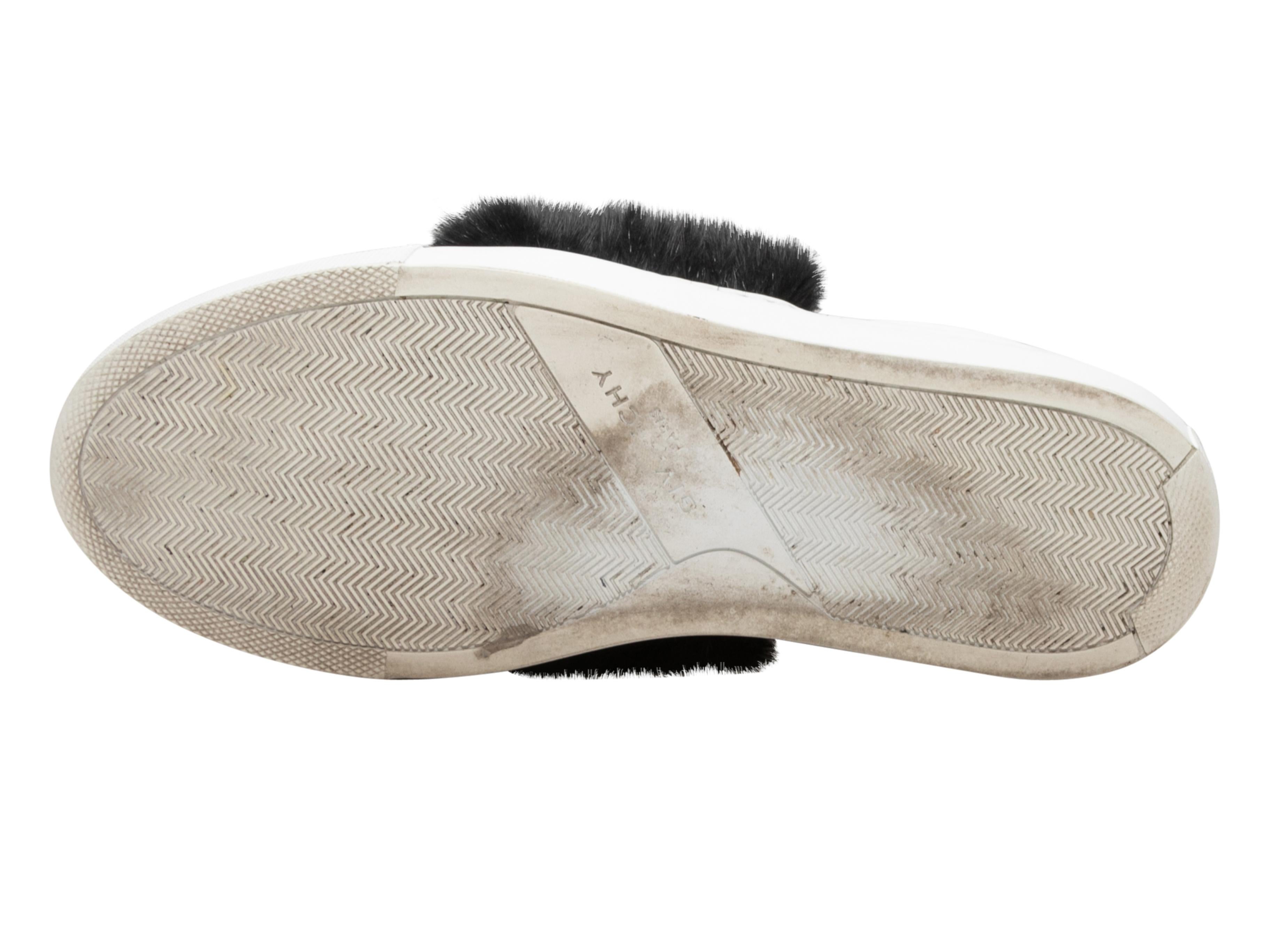 Niedrige Sneakers aus weißem Leder und schwarzem Nerzfell von Givenchy. Sohlen aus Gummi. 3
