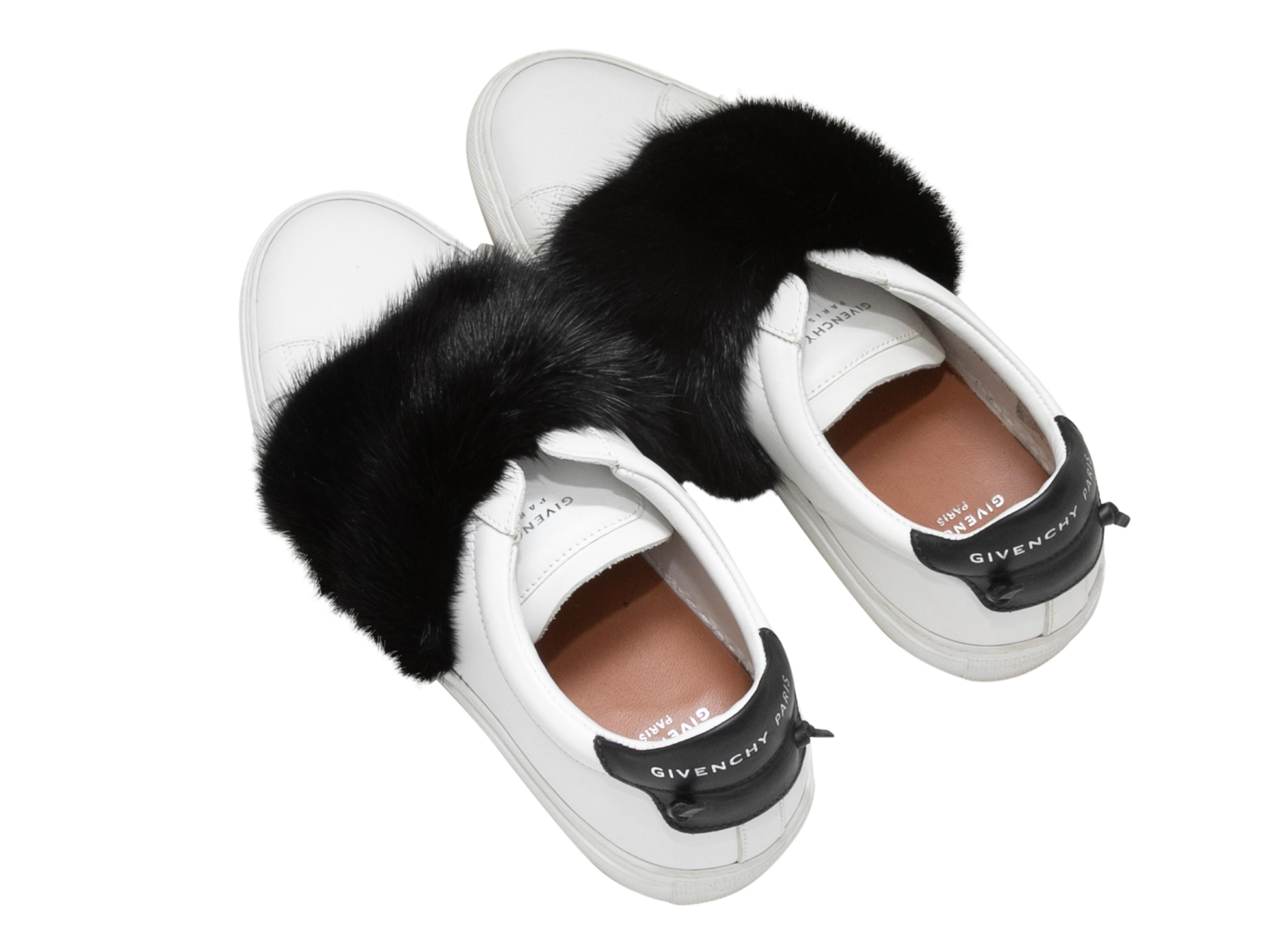 Weiße & schwarze Givenchy Low-Top-Turnschuhe mit Nerzbesatz in Weiß & Schwarz Größe 36 im Zustand „Gut“ im Angebot in New York, NY