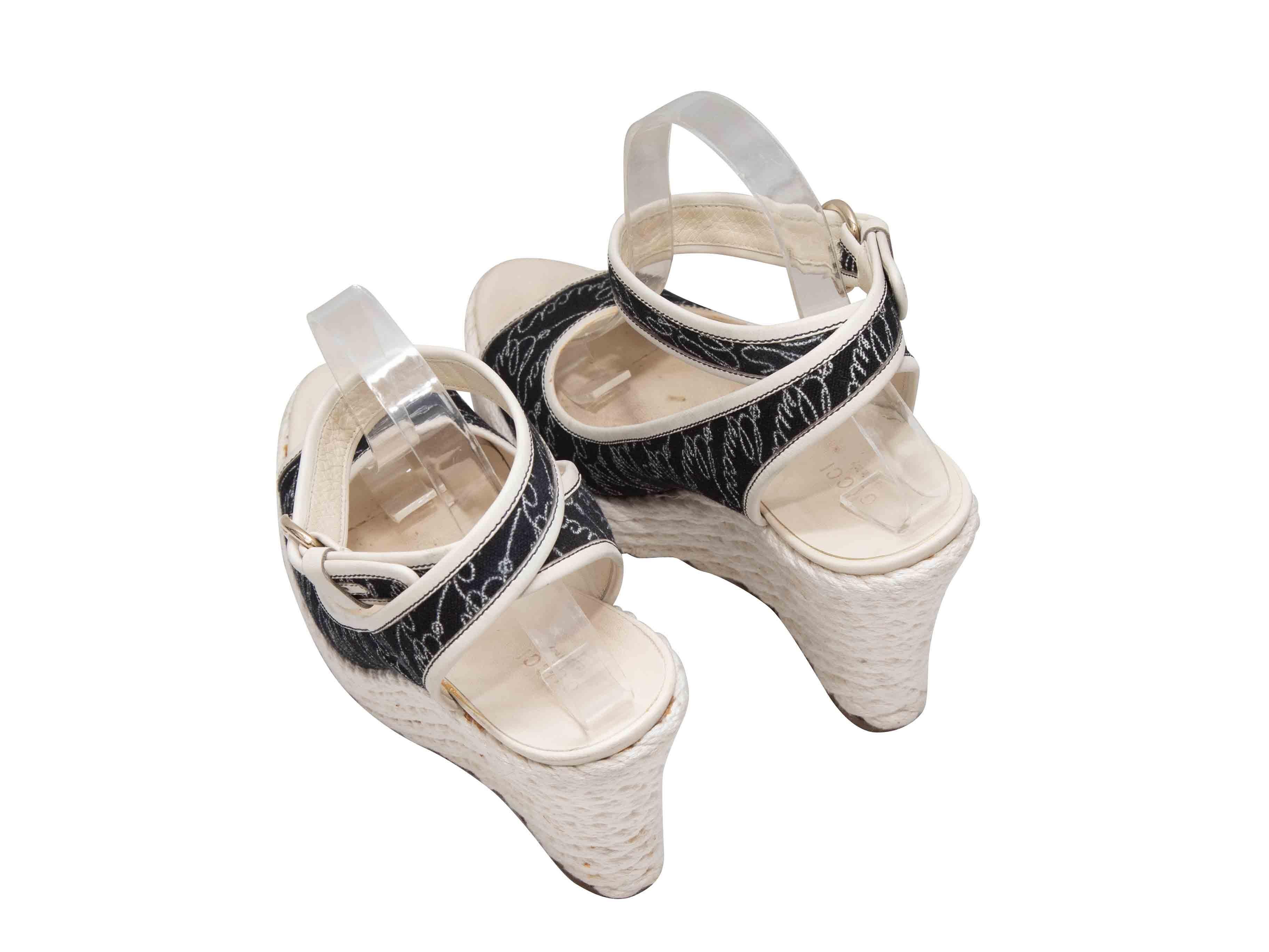 Beige Sandali con zeppa in bianco e nero Gucci Spellout Taglia 39 in vendita