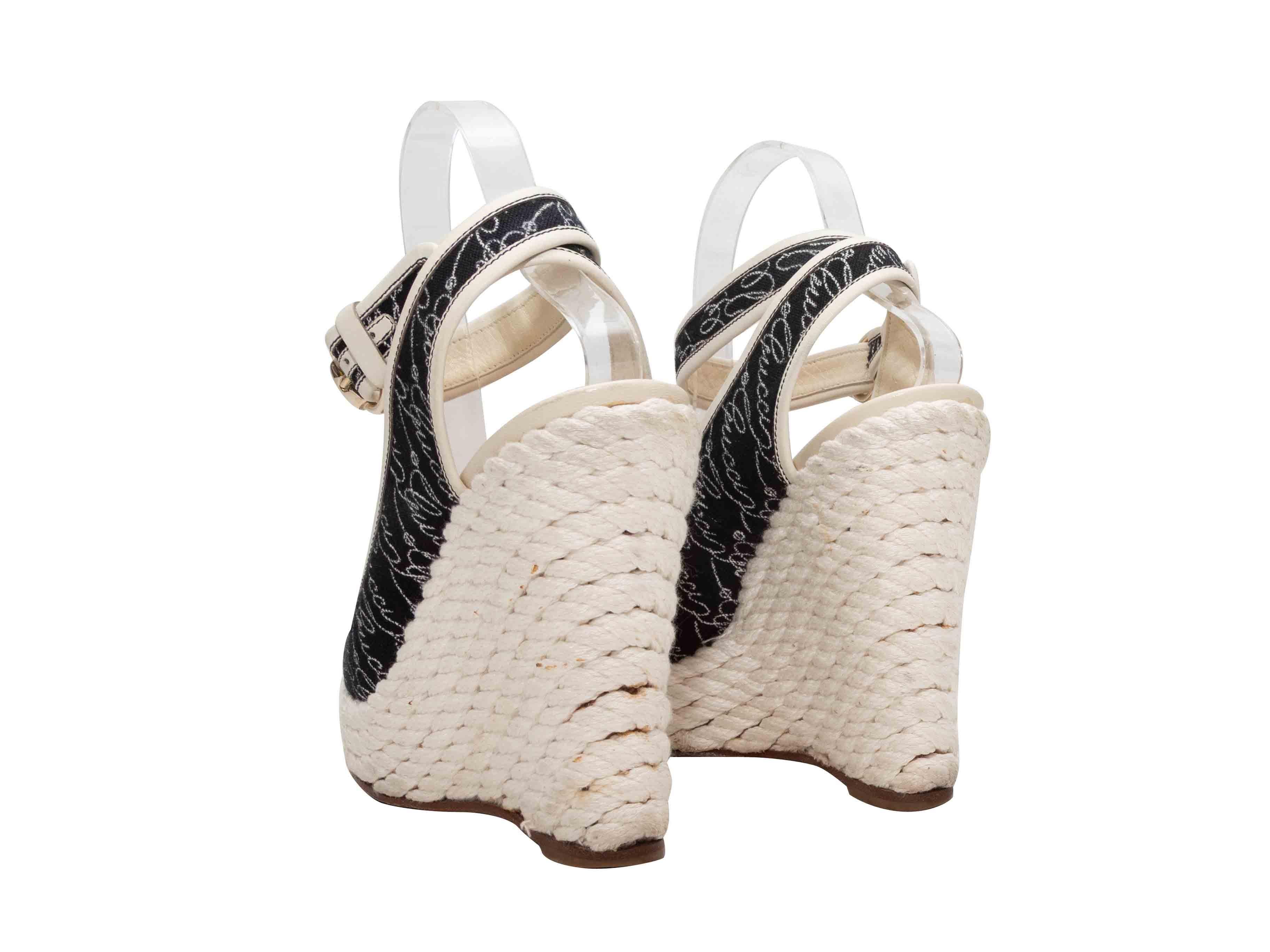 Sandali con zeppa in bianco e nero Gucci Spellout Taglia 39 In condizioni buone in vendita a New York, NY