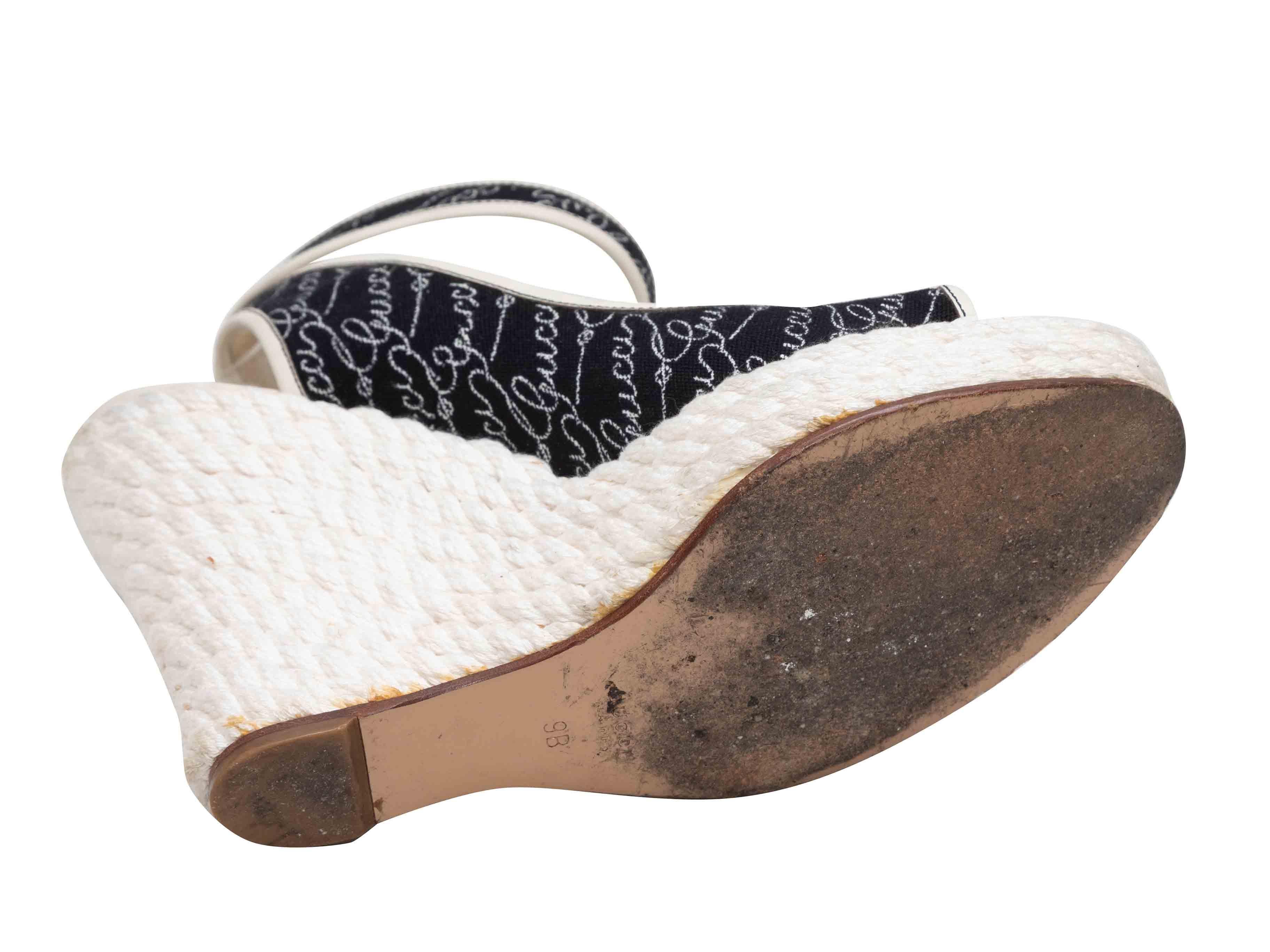 Donna Sandali con zeppa in bianco e nero Gucci Spellout Taglia 39 in vendita