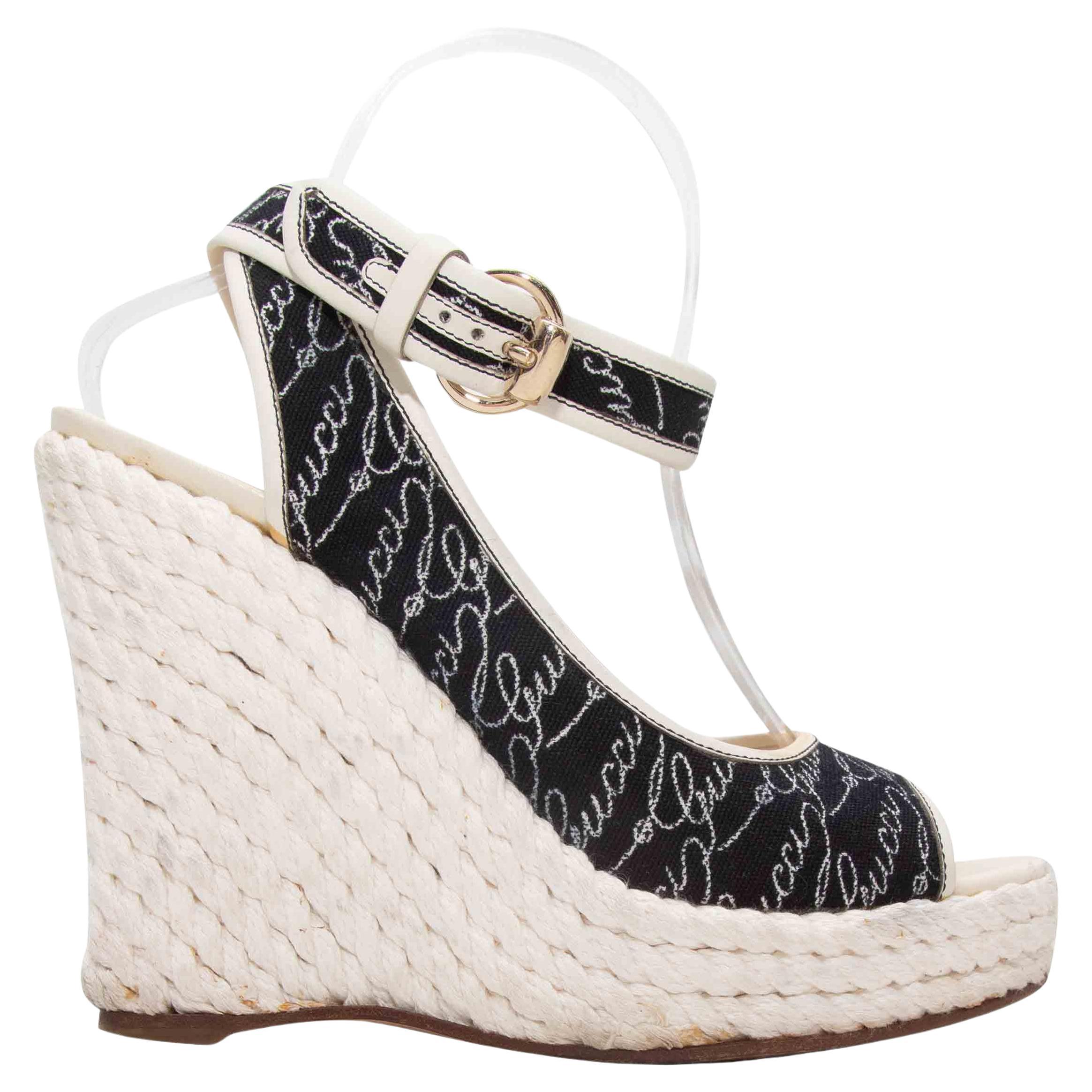 Sandali con zeppa in bianco e nero Gucci Spellout Taglia 39 in vendita