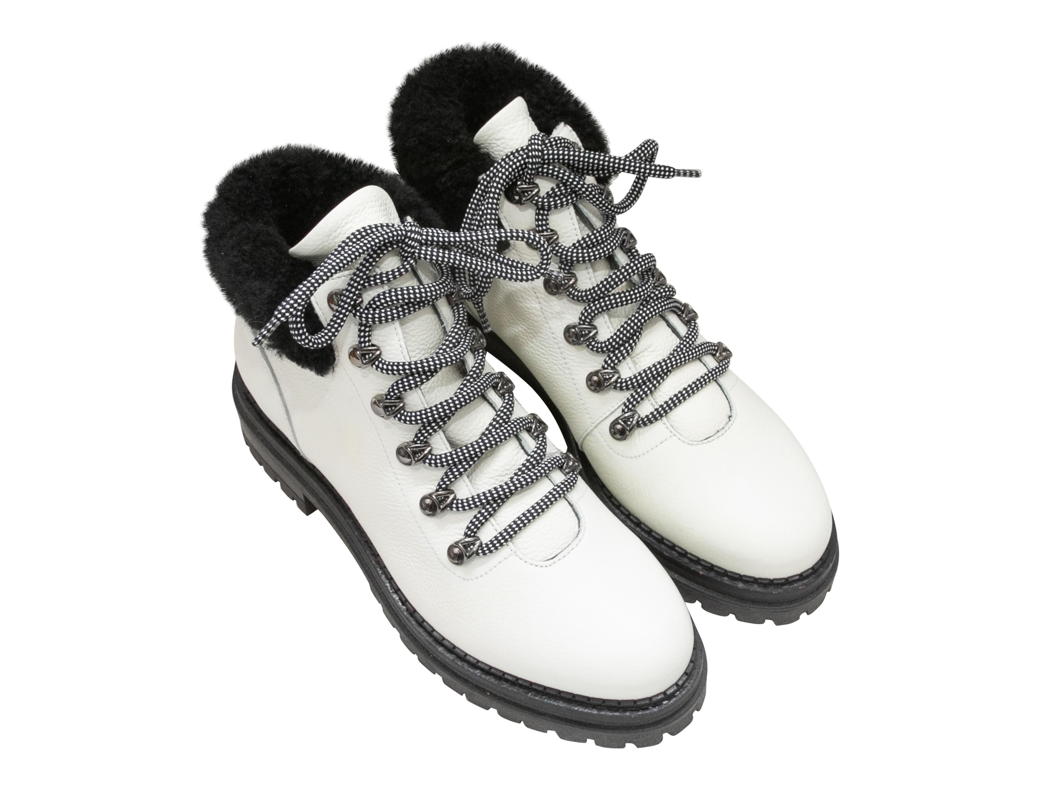 Botines con cordones de piel blanca y ante negro de M.Gemi. Suelas de tacos. Cierres de cordones en la parte superior. Altura de la caña de 4,5