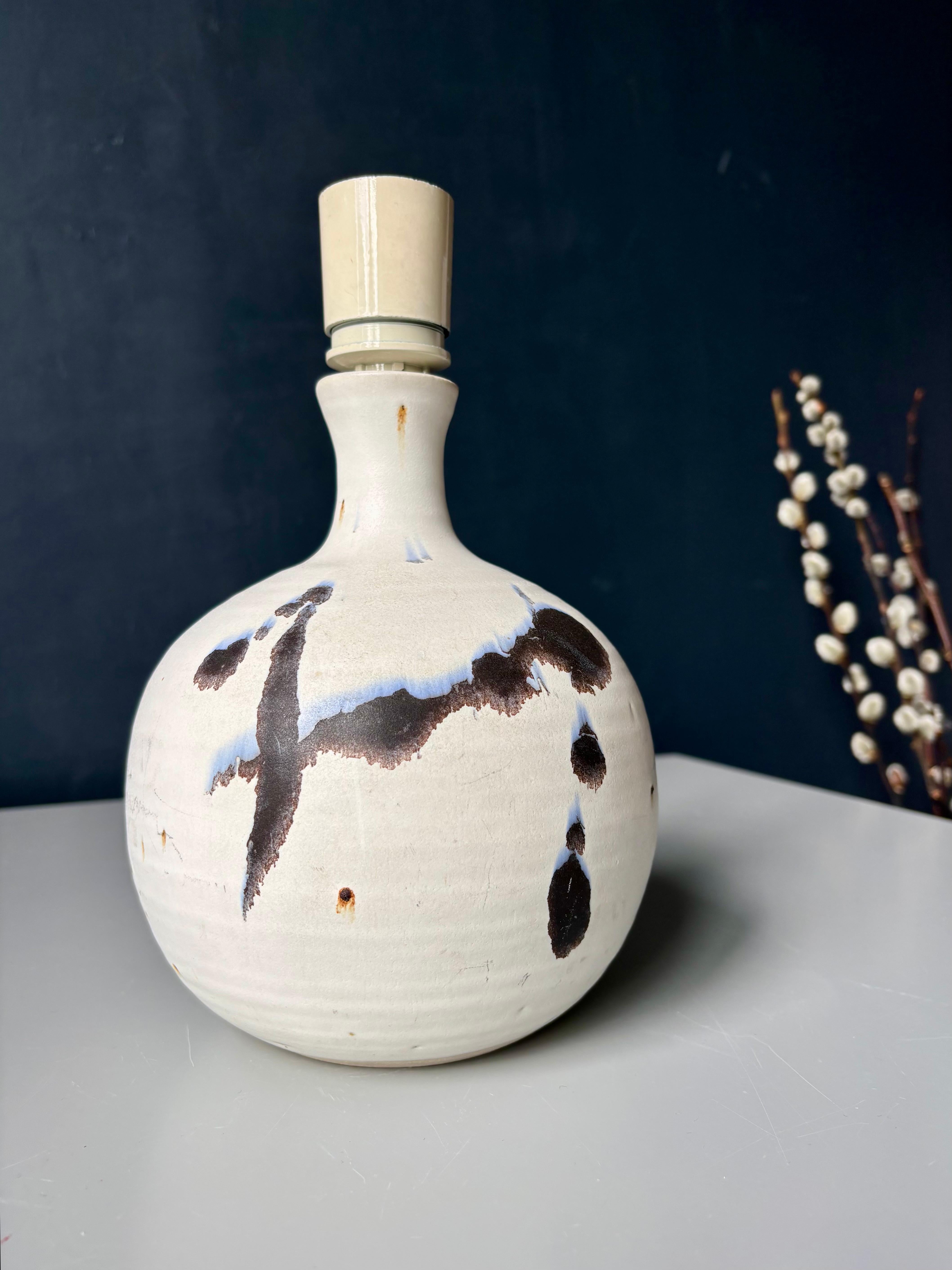 Scandinave moderne Lampe moderne danoise à éclats blancs et noirs de Karsten Nielsen, années 1980 en vente