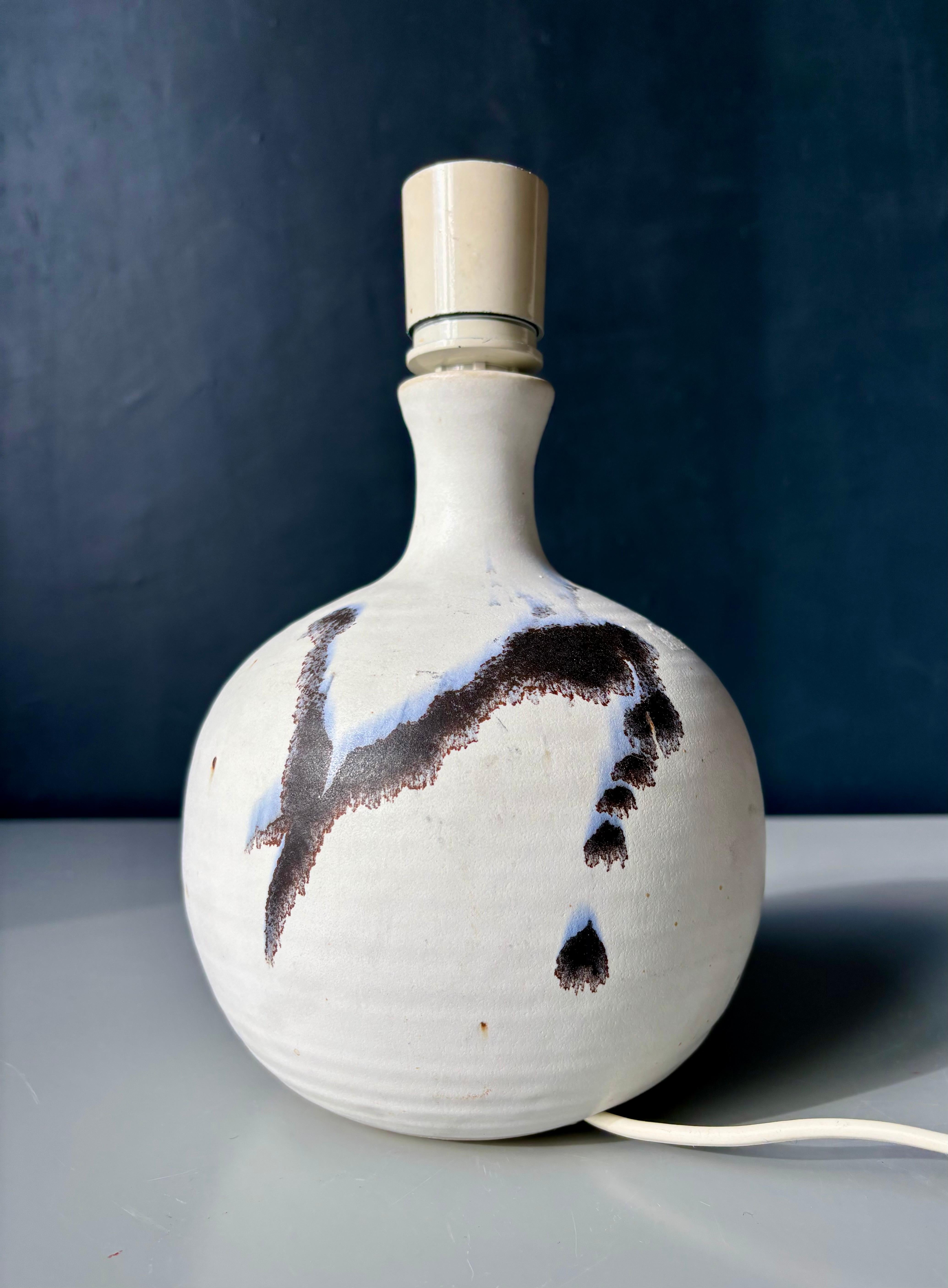 Vernissé Lampe moderne danoise à éclats blancs et noirs de Karsten Nielsen, années 1980 en vente