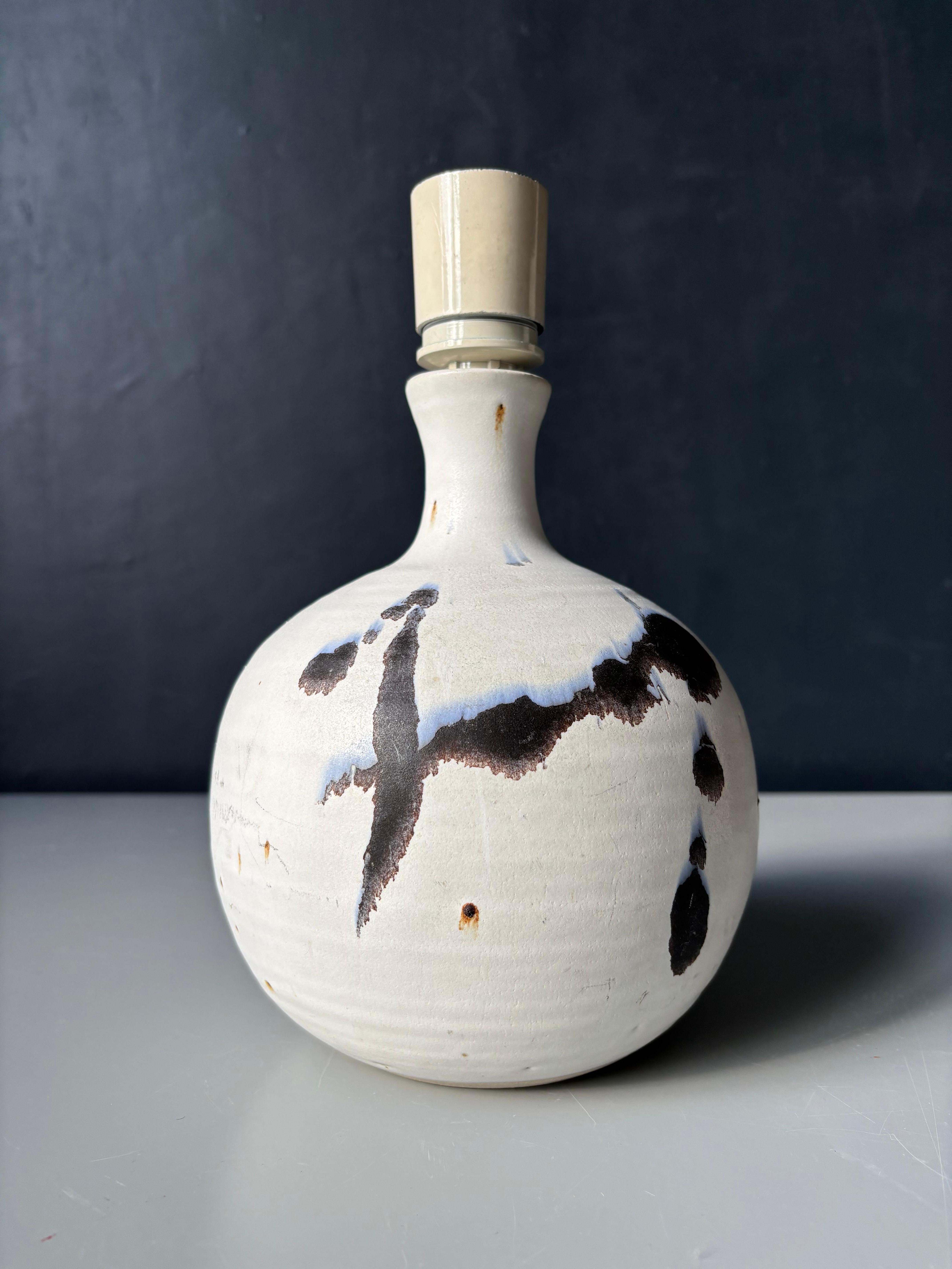Céramique Lampe moderne danoise à éclats blancs et noirs de Karsten Nielsen, années 1980 en vente