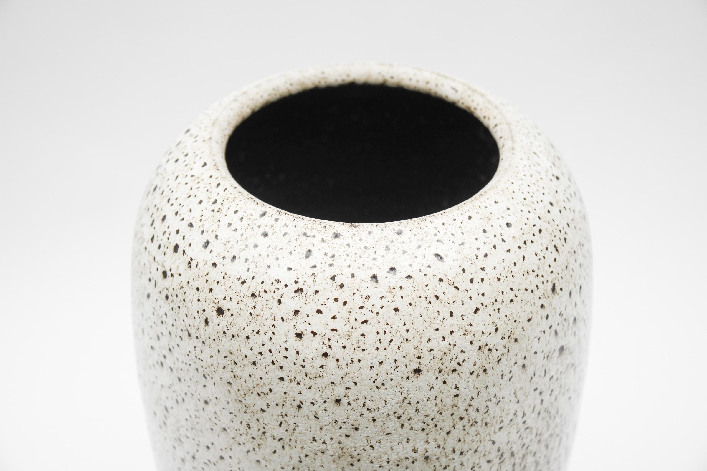 White & Black Studio Ceramic Floor Vase by Wilhelm & Elly Kuch, 1960s, Germany In Good Condition For Sale In Nürnberg, Bayern