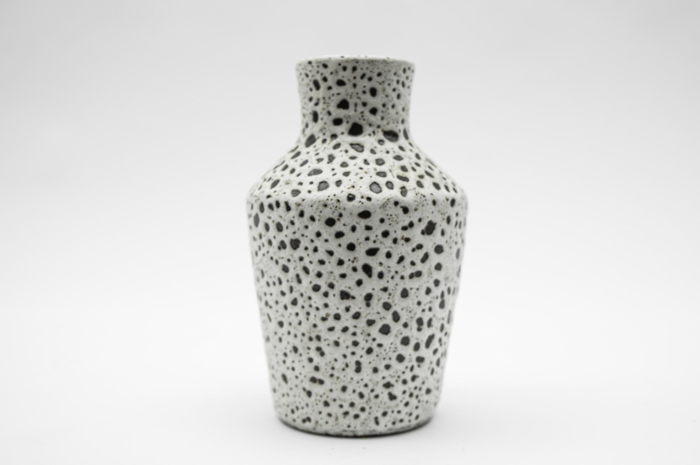 Joli vase en céramique Studio blanc et noir par Wilhelm & Ellis Kuch, années 1960, Allemagne

Nous avons toute une collection de la série en vente ici sur la plateforme. 

Très bon état.

------------------------------

Wilhelm Kuch, né en 1925,