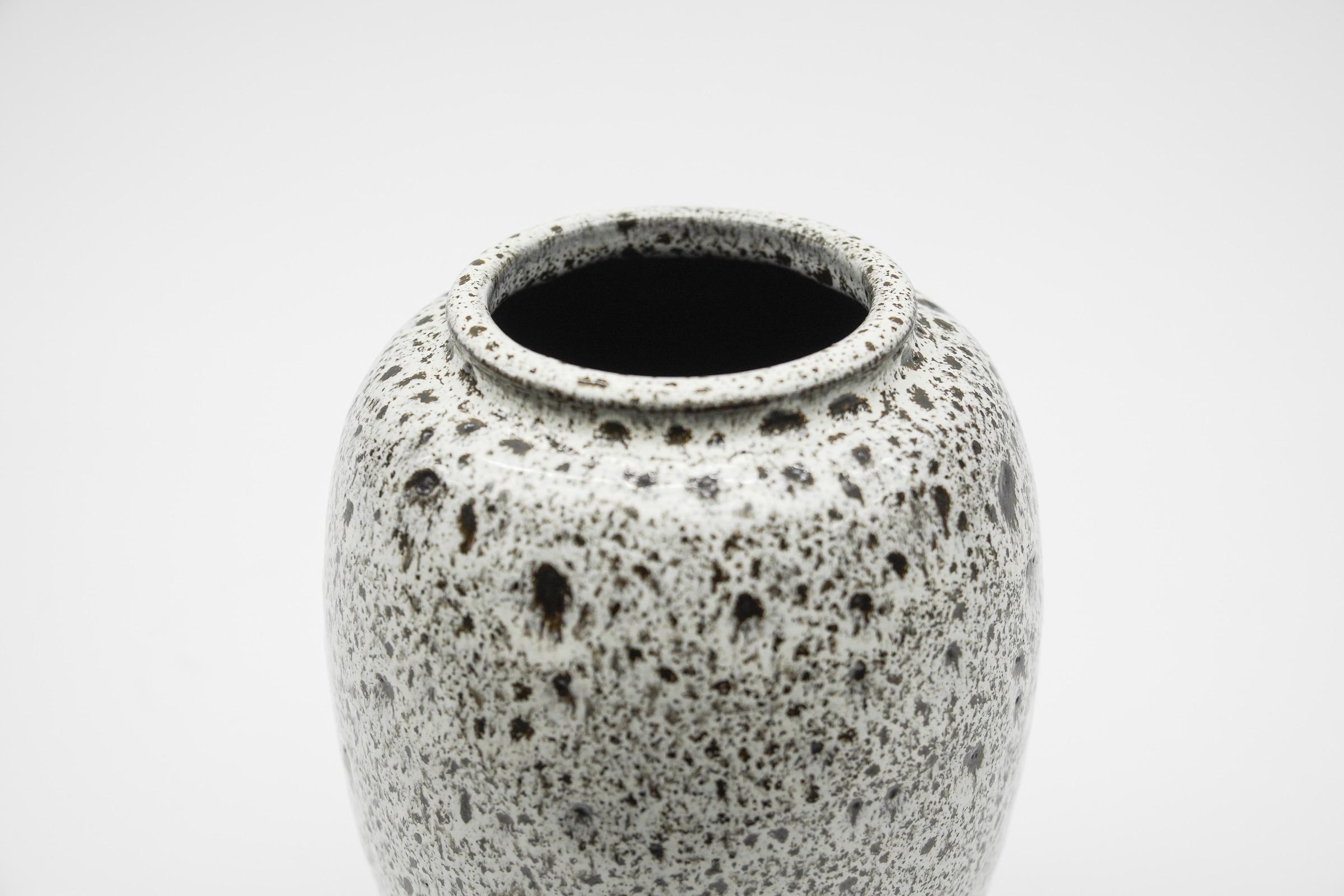 Mid-Century Modern Vase en céramique Studio blanc et noir par Wilhelm & Ellis Ceramics, années 1960, Allemagne en vente