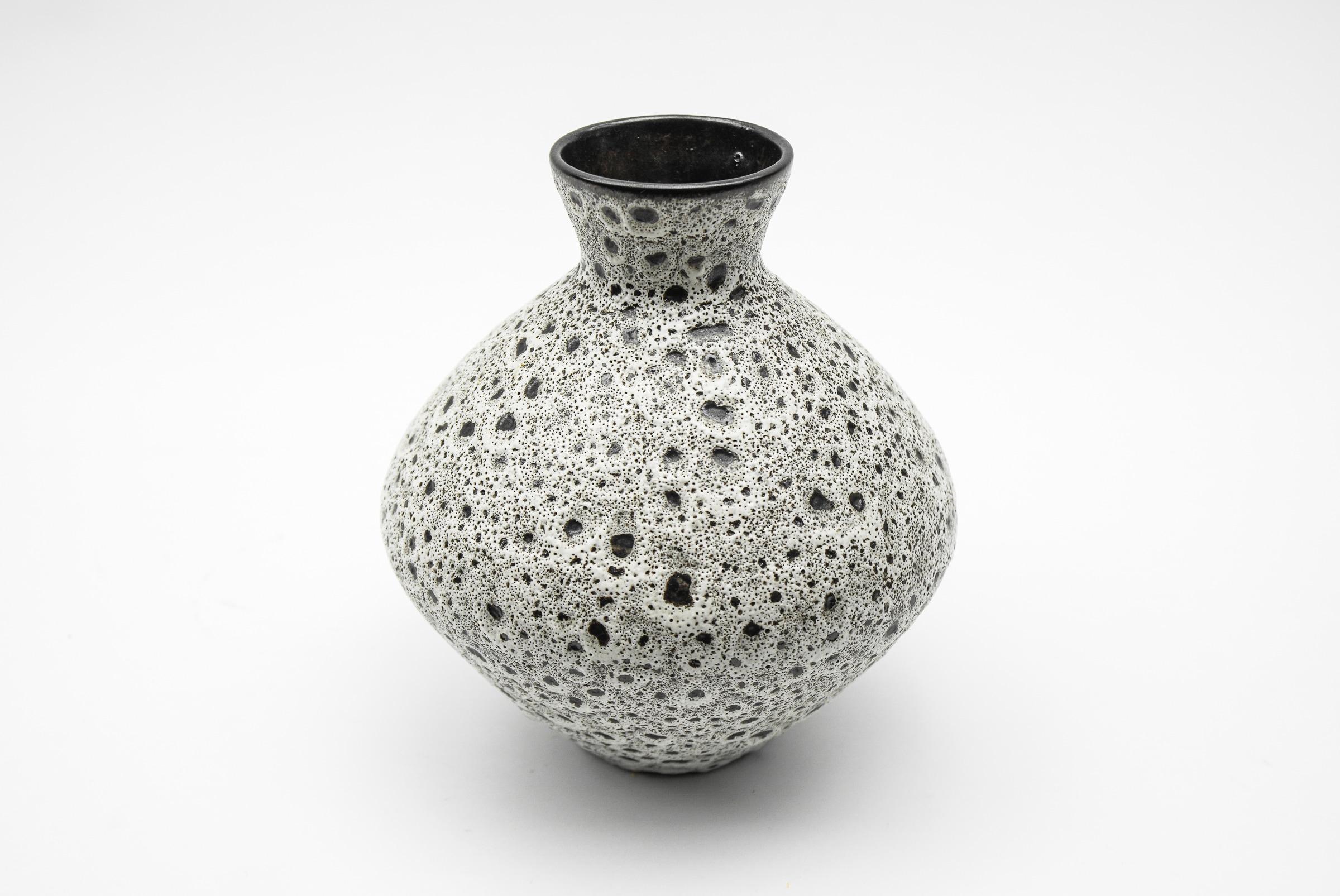 Mid-Century Modern Vase en céramique Studio blanc et noir par Wilhelm & Ellis Ceramics, années 1960, Allemagne en vente