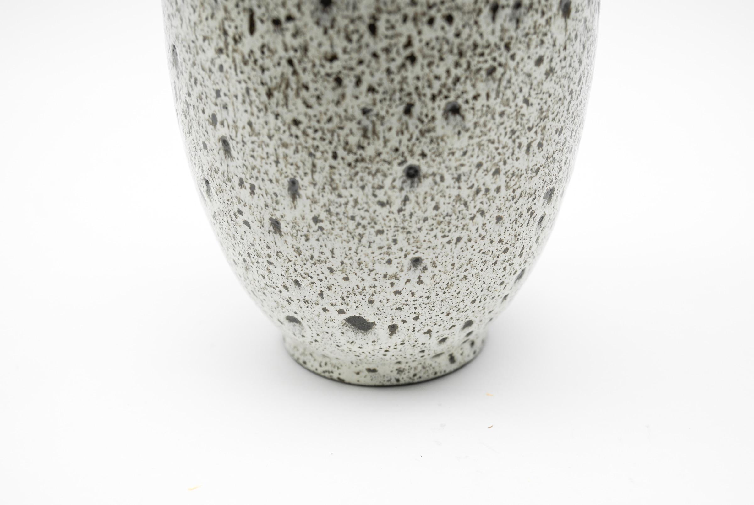 Allemand Vase en céramique Studio blanc et noir par Wilhelm & Ellis Ceramics, années 1960, Allemagne en vente