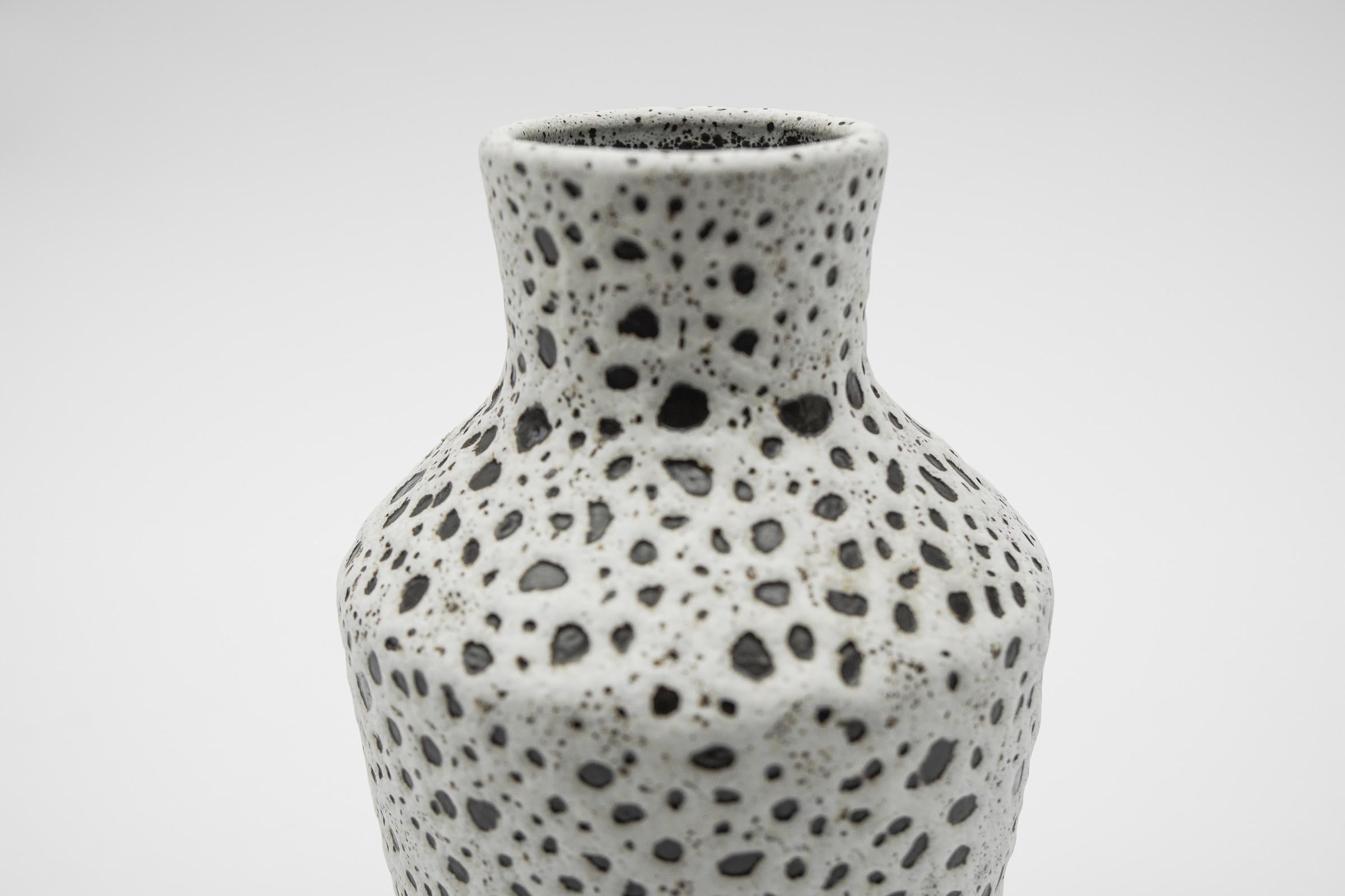 Allemand Vase en céramique Studio blanc et noir par Wilhelm & Ellis Ceramics, années 1960, Allemagne en vente