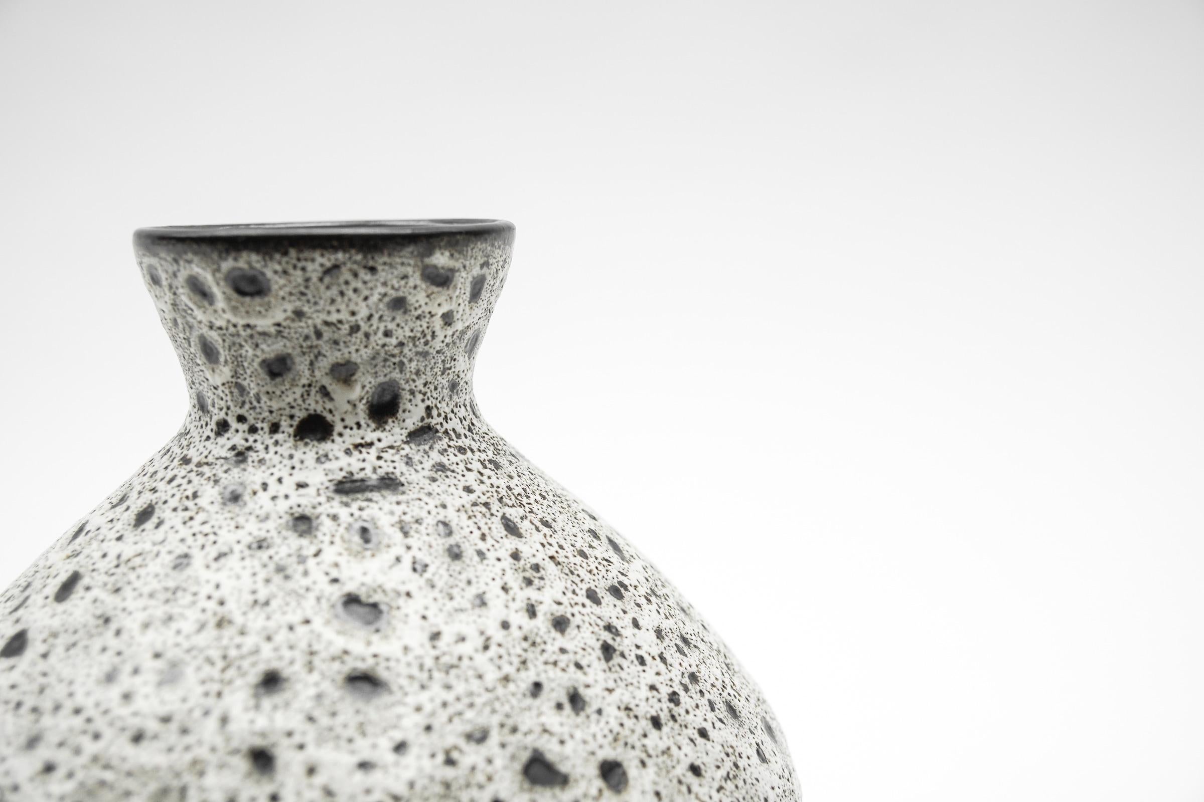Allemand Vase en céramique Studio blanc et noir par Wilhelm & Ellis Ceramics, années 1960, Allemagne en vente