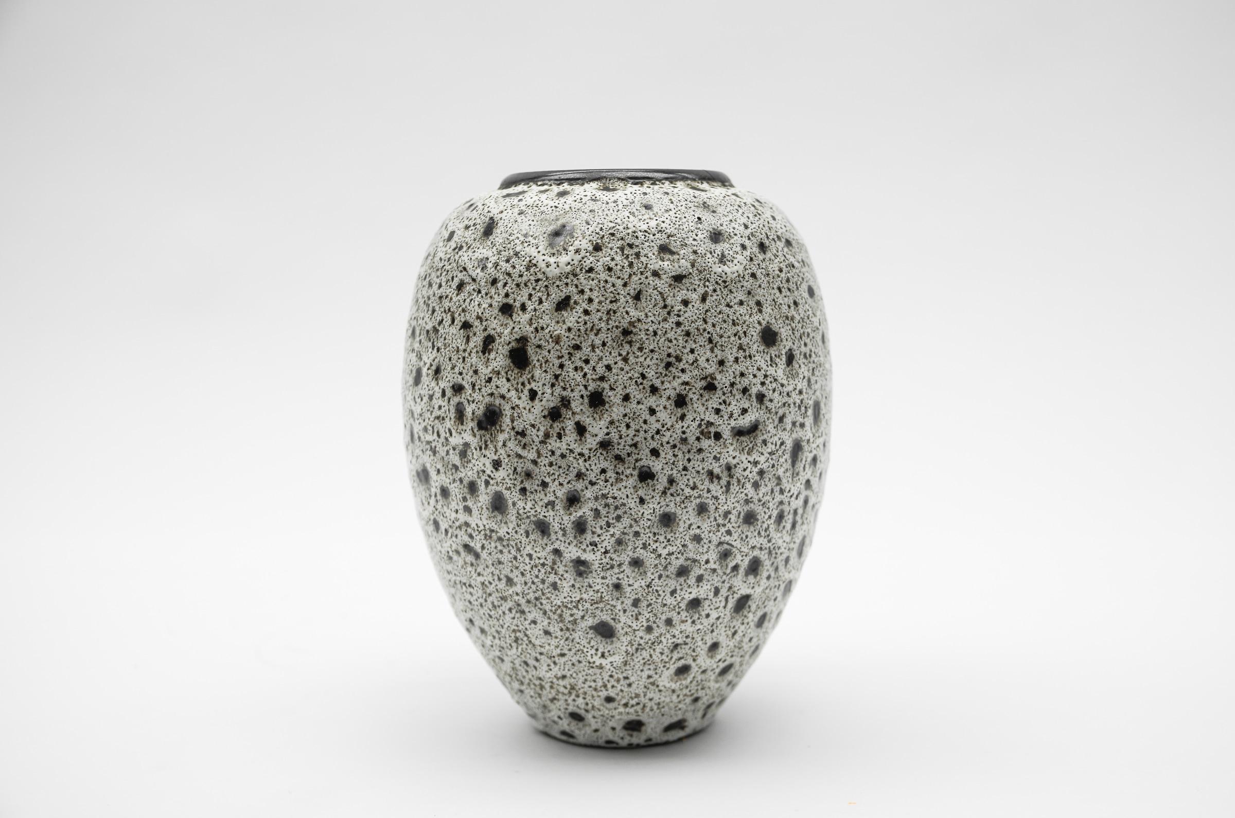 Milieu du XXe siècle Vase en céramique Studio blanc et noir par Wilhelm & Ellis Ceramics, années 1960, Allemagne en vente
