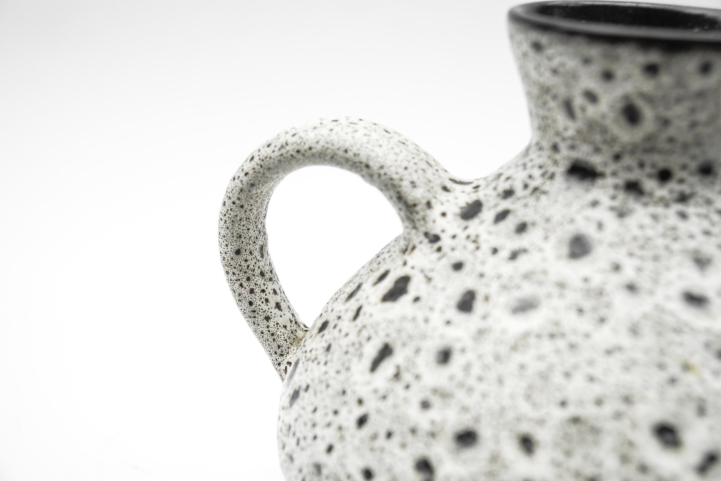 Milieu du XXe siècle Vase en céramique Studio blanc et noir par Wilhelm & Ellis Ceramics, années 1960, Allemagne en vente