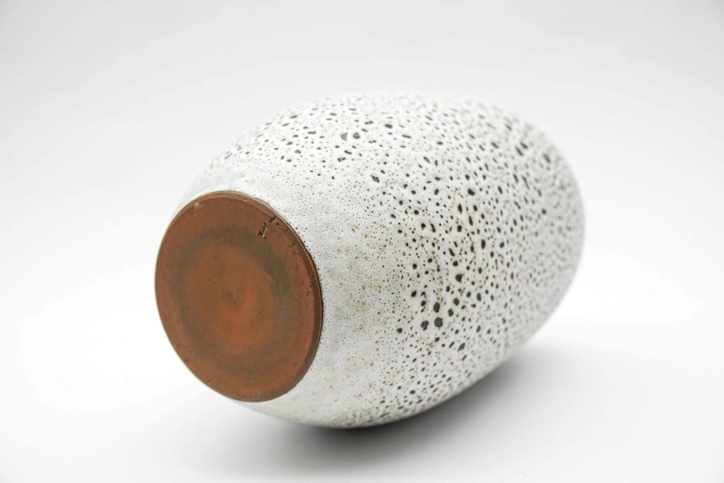 White & Black Studio Ceramic Vase by Wilhelm & Elly Kuch, 1960s, Germany For Sale 2