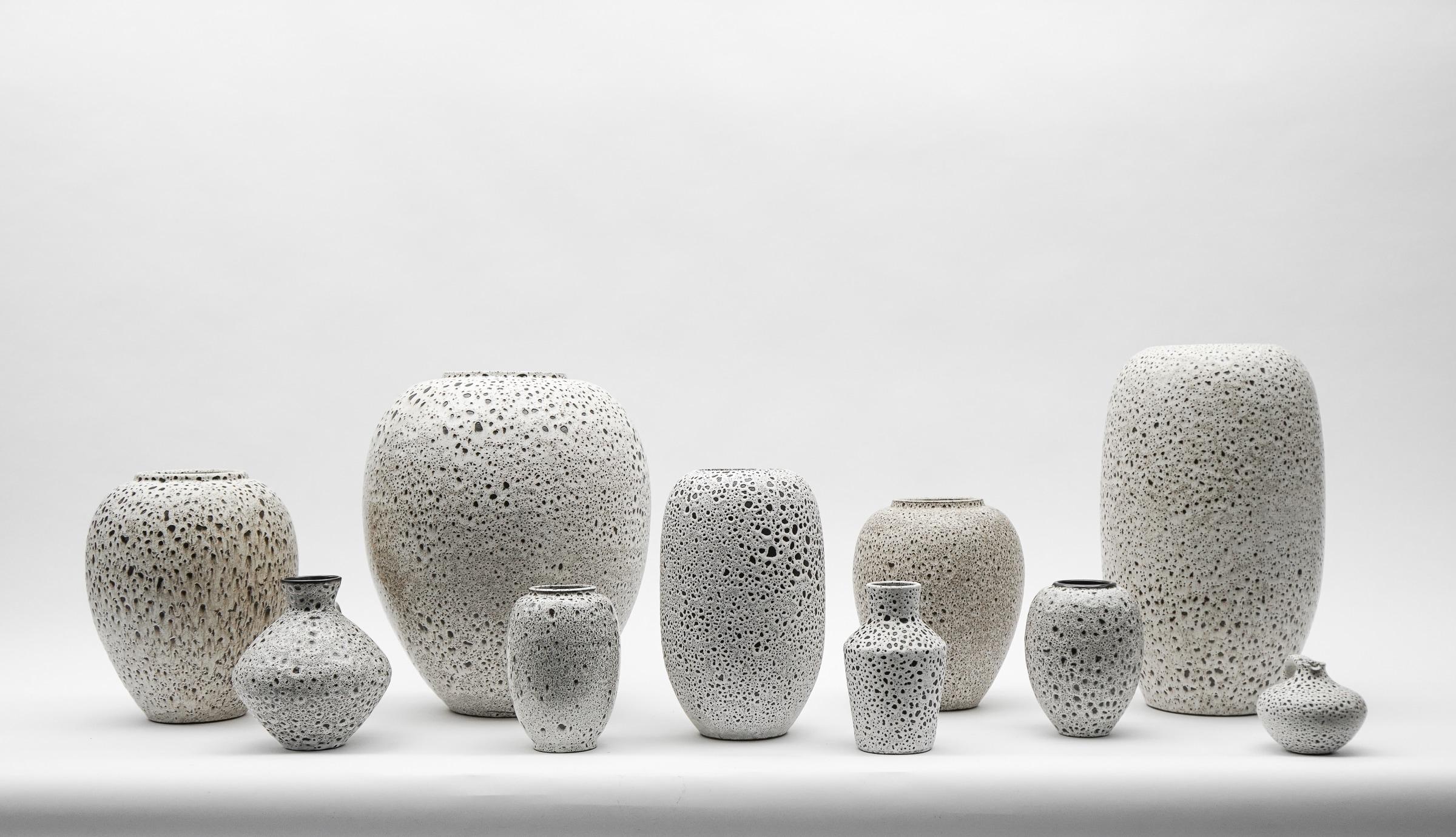 Ceramica Vaso in ceramica da studio bianco e nero di Wilhelm & Elly Kuch, anni '60, Germania in vendita