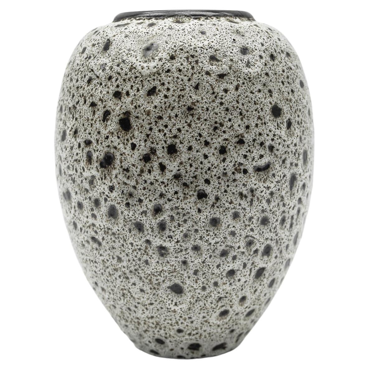Vase en céramique Studio blanc et noir par Wilhelm & Ellis Ceramics, années 1960, Allemagne en vente