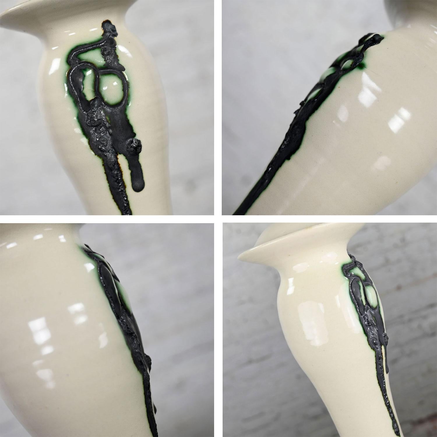 Vase à couvercle en céramique blanc et noir avec accents verts signé Pritchard Spring 75 en vente 6