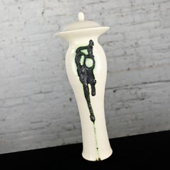 Vaso con coperchio in ceramica bianco e nero con accenti verdi firmato Pritchard Spring 75